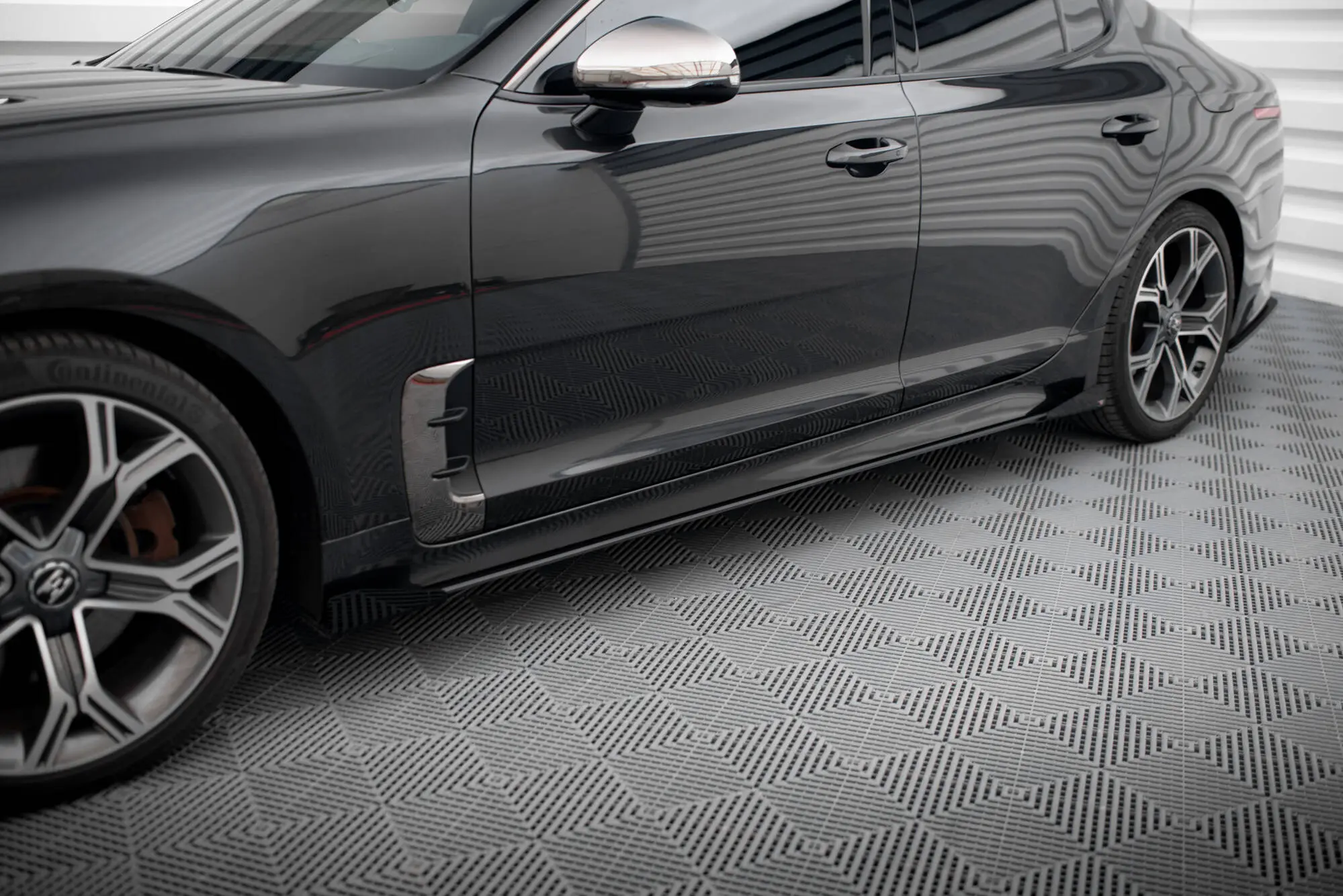 Sideskjørt + flopper Kia Stinger GT / GT-Line 2017 - 2023 | Street Pro Black Edition