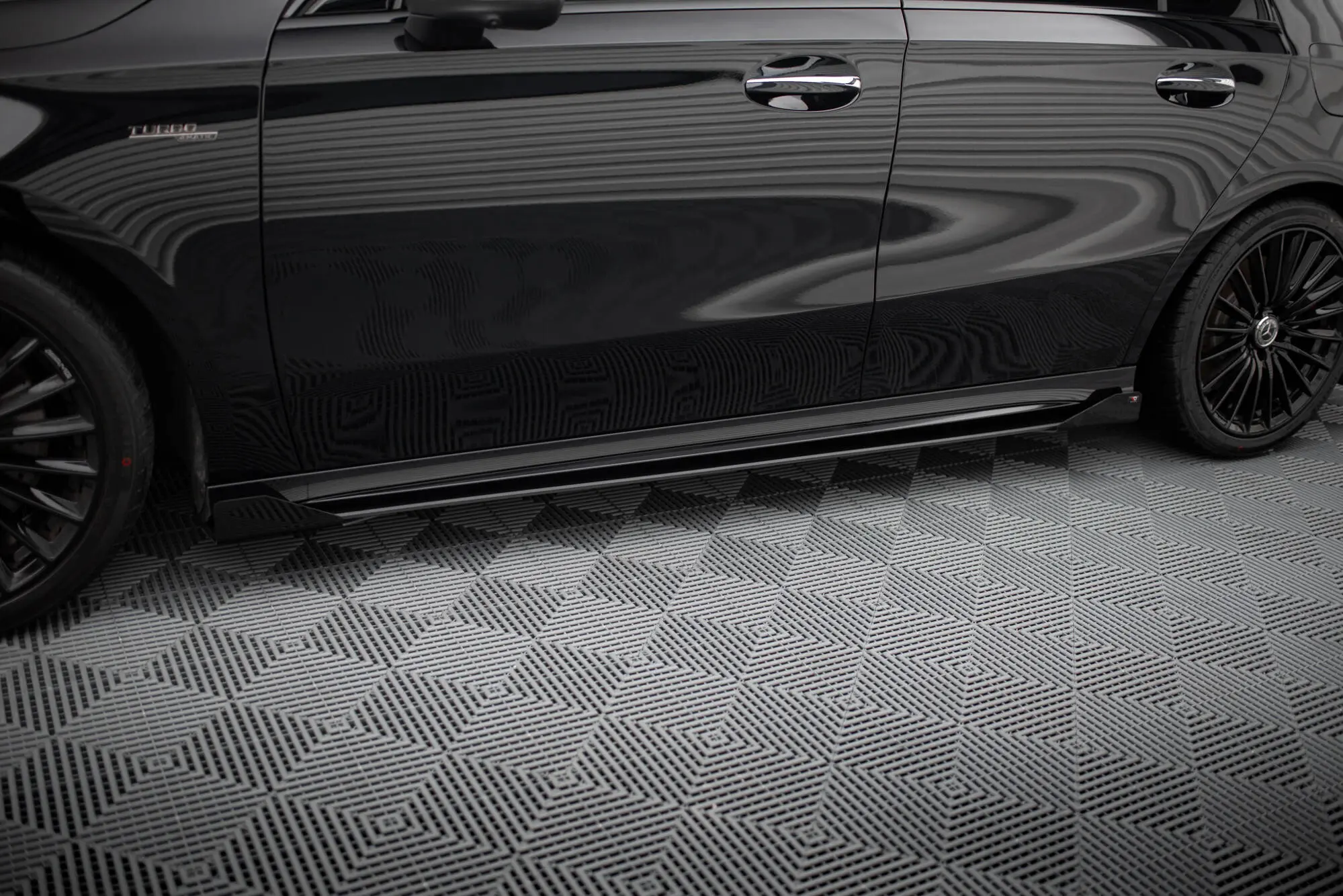 Sideskjørt  + flopper Mercedes-AMG A35 (W177 / V177) facelift 2023 - > | Street Pro Black Edition Image 1