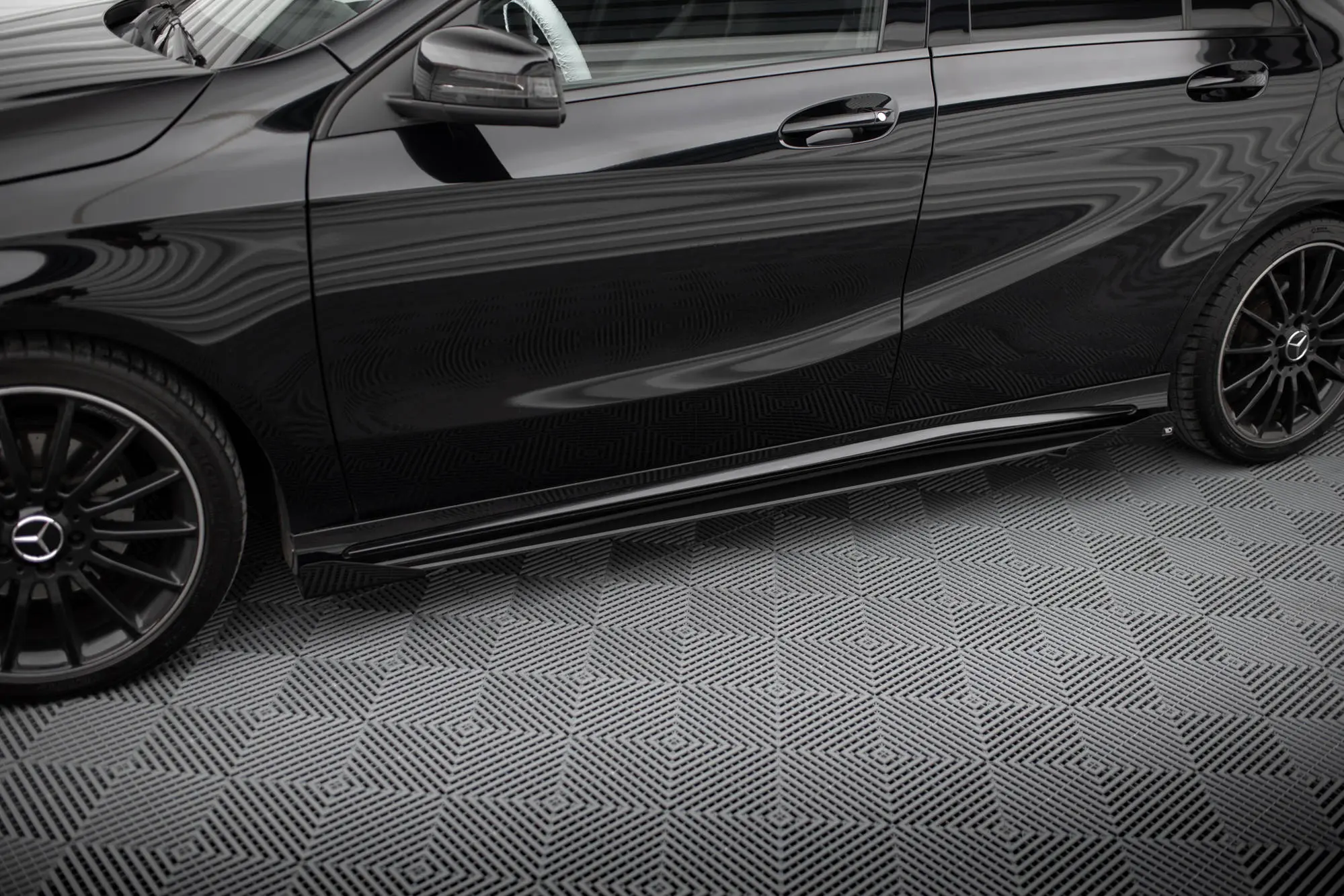 Sideskjørt + flopper Mercedes-Benz A (W176) AMG-Line facelift 2015 - 2018| Street Pro Black Edition