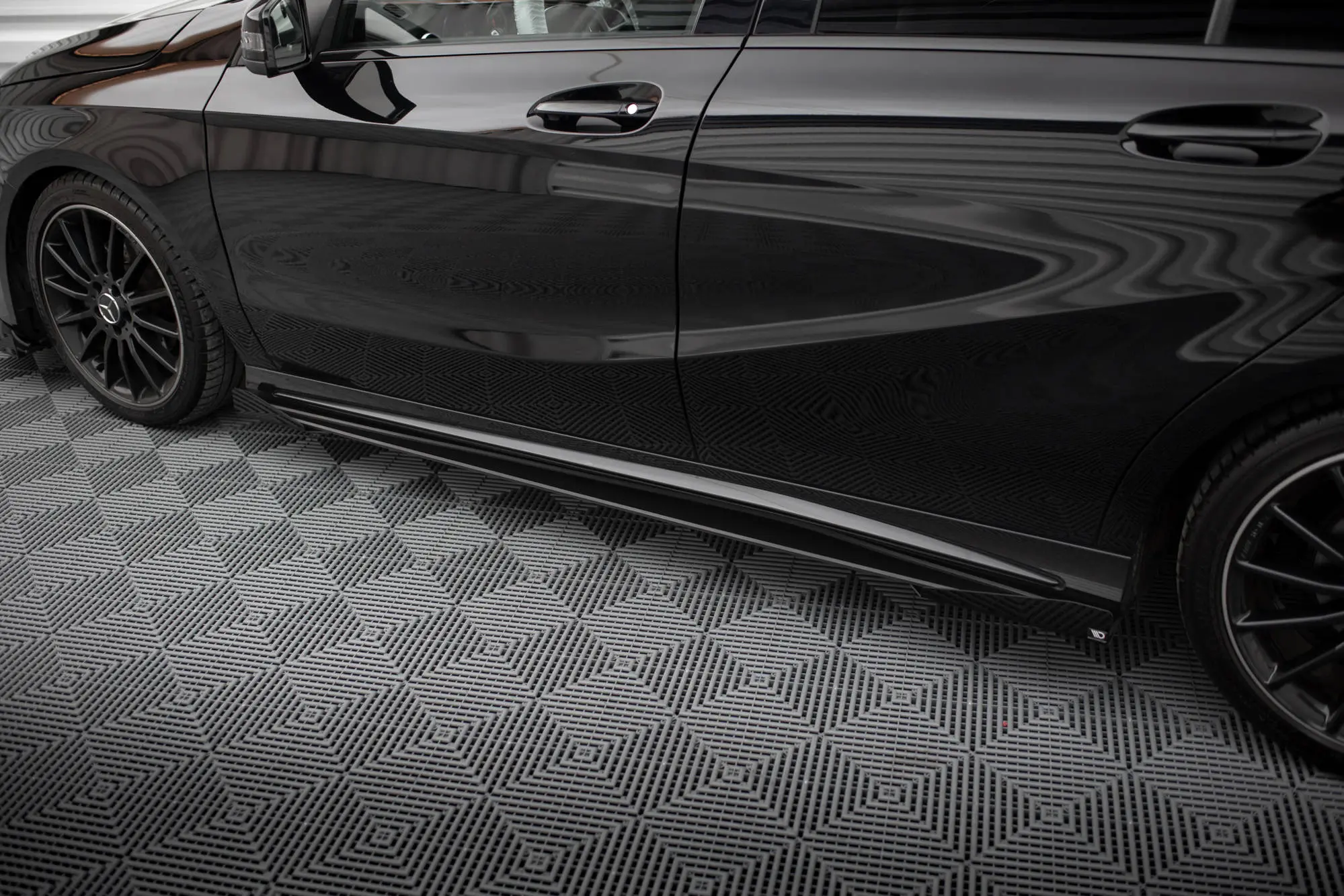 Sideskjørt + flopper Mercedes-Benz A (W176) AMG-Line facelift 2015 - 2018| Street Pro Black Edition – bilde 2