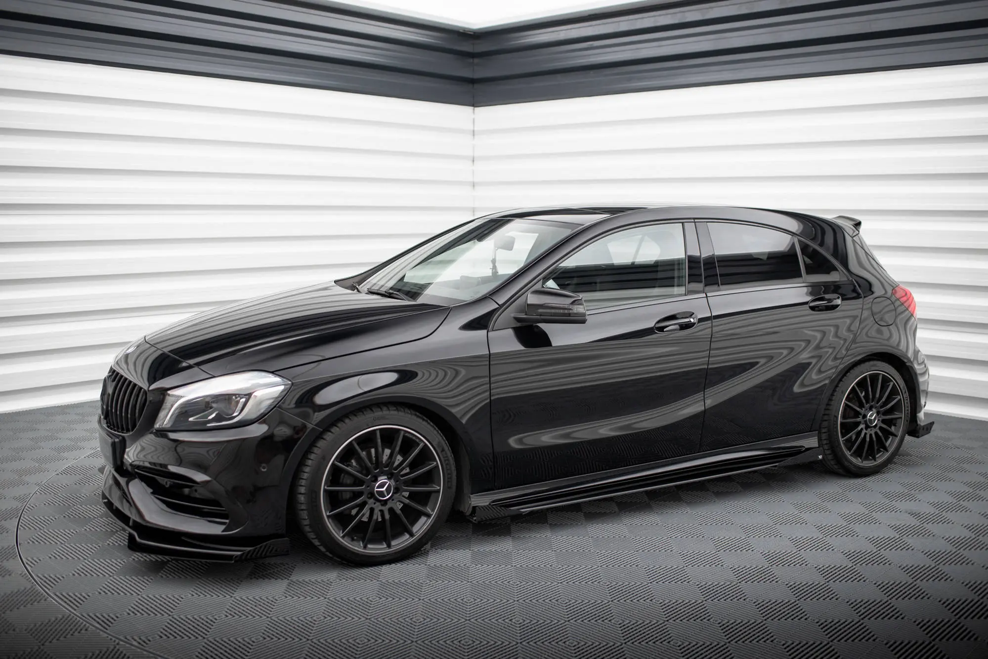 Sideskjørt + flopper Mercedes-Benz A (W176) AMG-Line facelift 2015 - 2018| Street Pro Black Edition – bilde 4