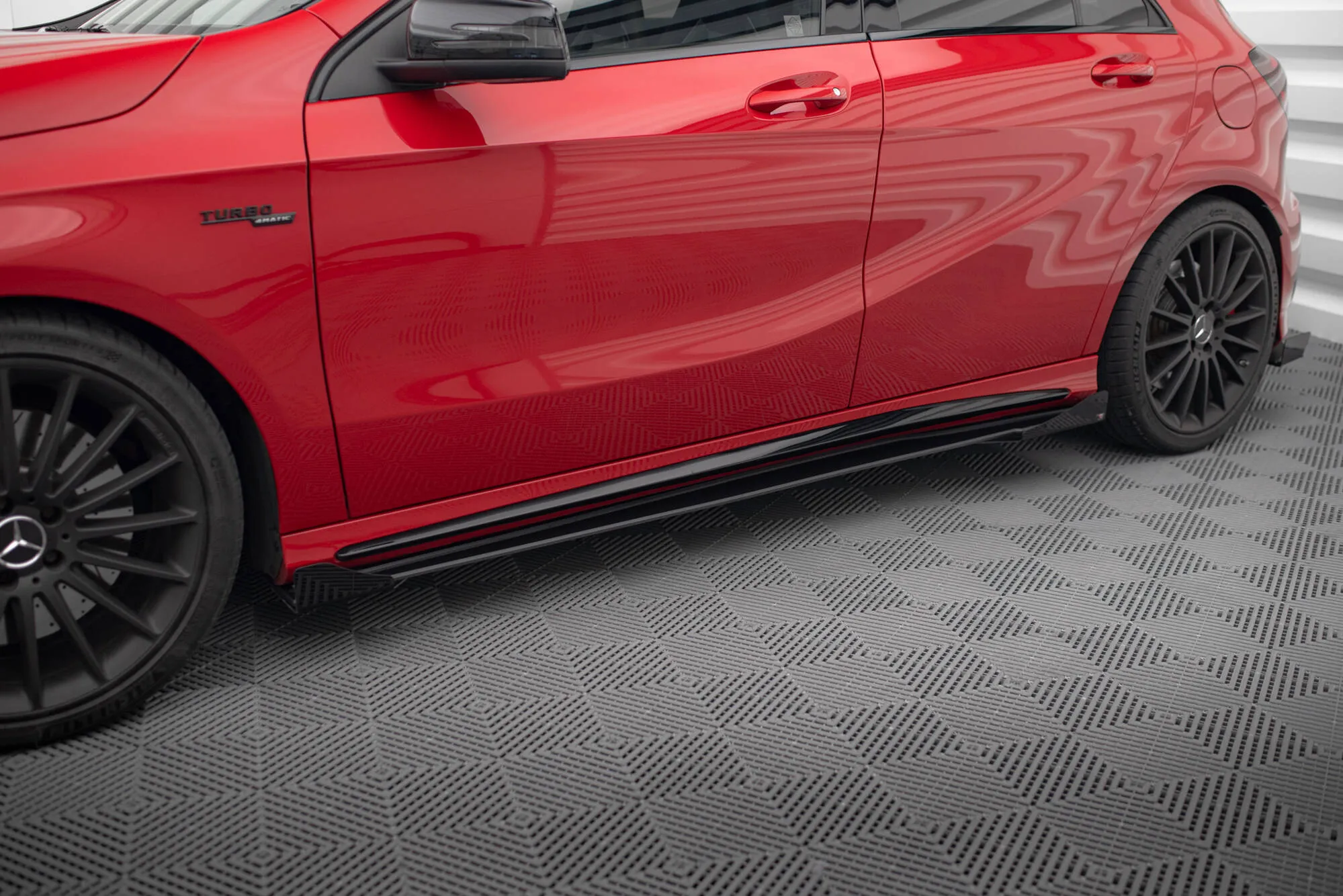 Sideskjørt-flopper Mercedes-Benz A45 AMG Aero (W176) facelift 2015 - 2018 | Glossy Black Edition – bilde 3