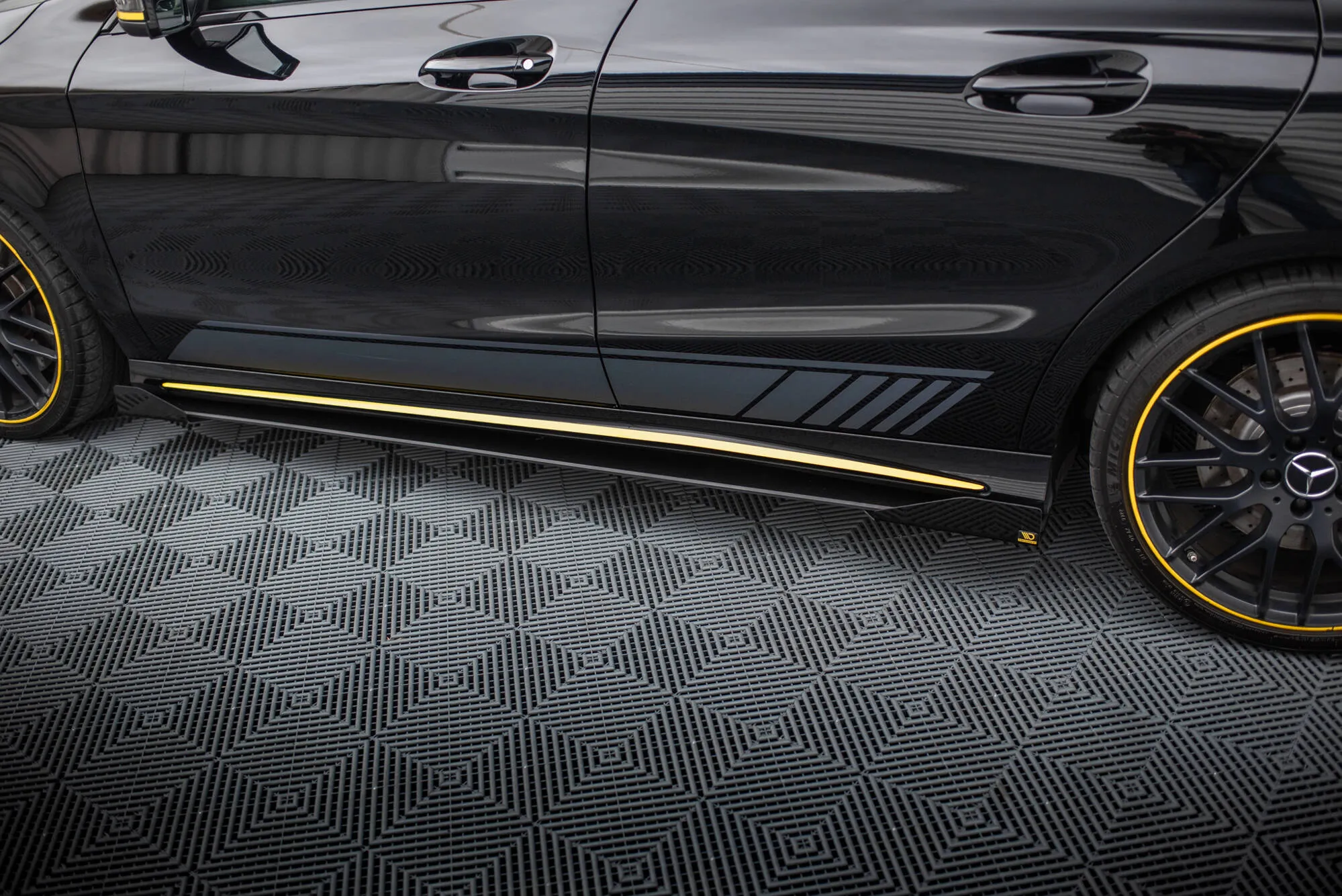 Sideskjørt-flopper Mercedes-Benz AMG Cla 45 Aero (C117) Facelift 2017 - 2019 | Glossy Black Edition – bilde 3
