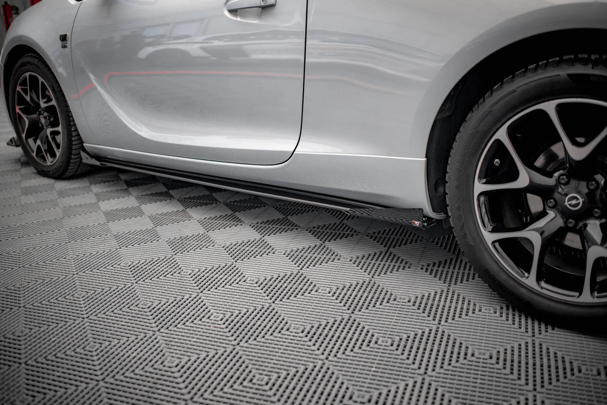 Sideskjørt-flopper Opel Astra J Gtc OPC-Line 2011-2018 | Glossy Black Edition