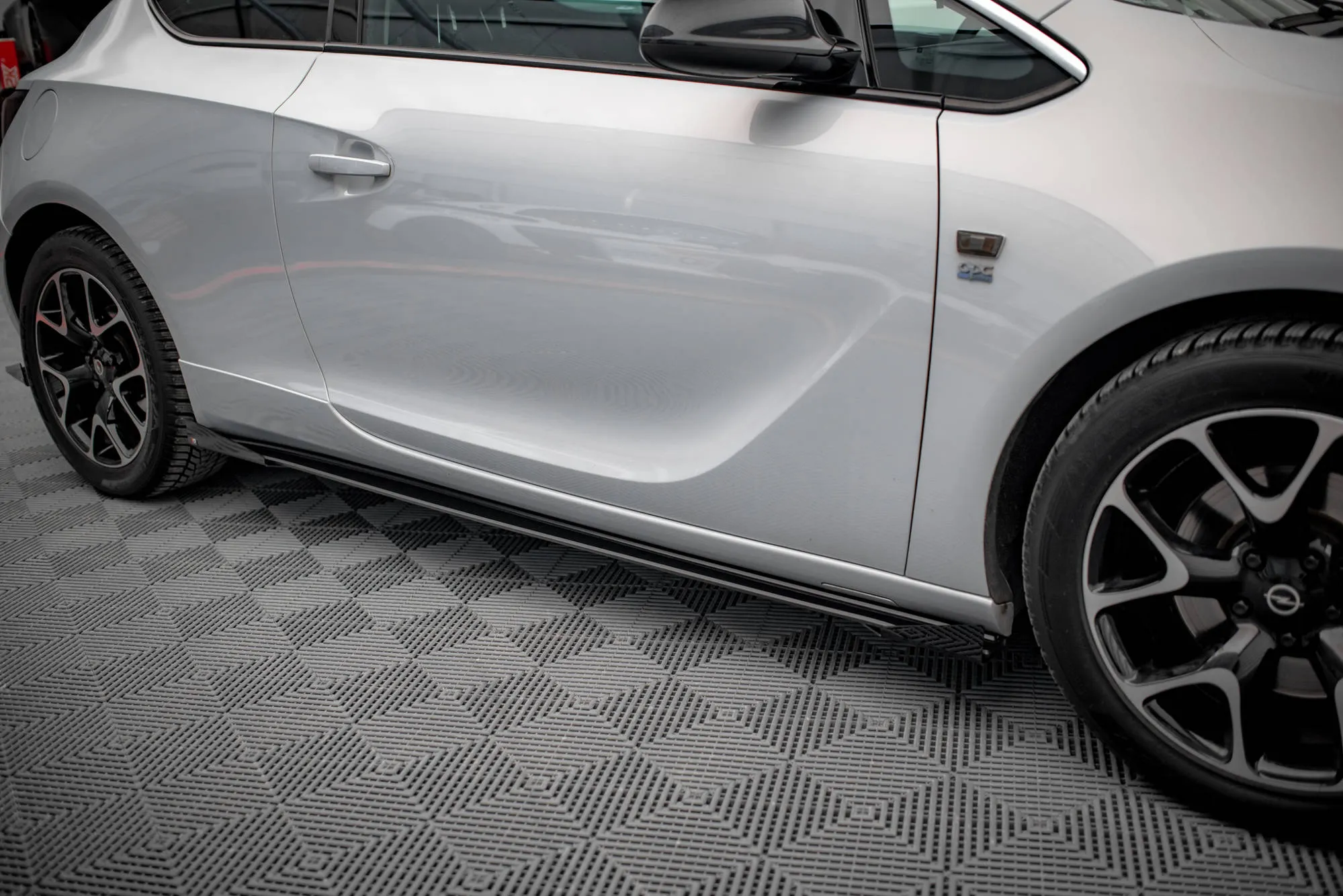Sideskjørt + Flopper Opel Astra J Gtc Opc-line 2011-2018 | Street Pro Black Edition – bilde 2