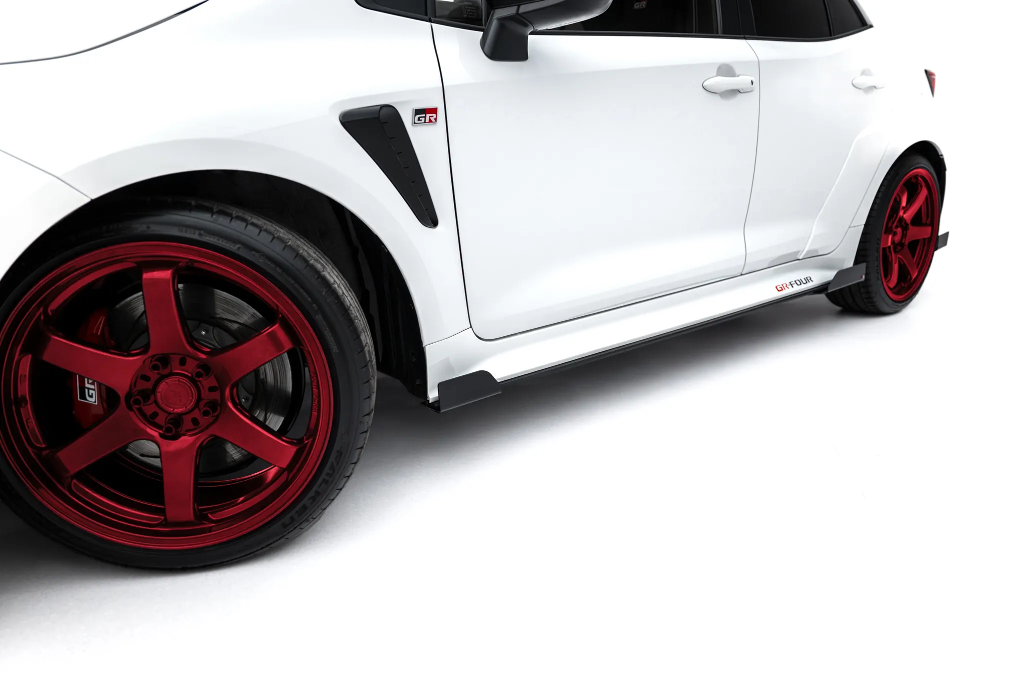 Sideskjørt-flopper Toyota GR Corolla XII 2022 - 2024 | Glossy Black Edition – bilde 4