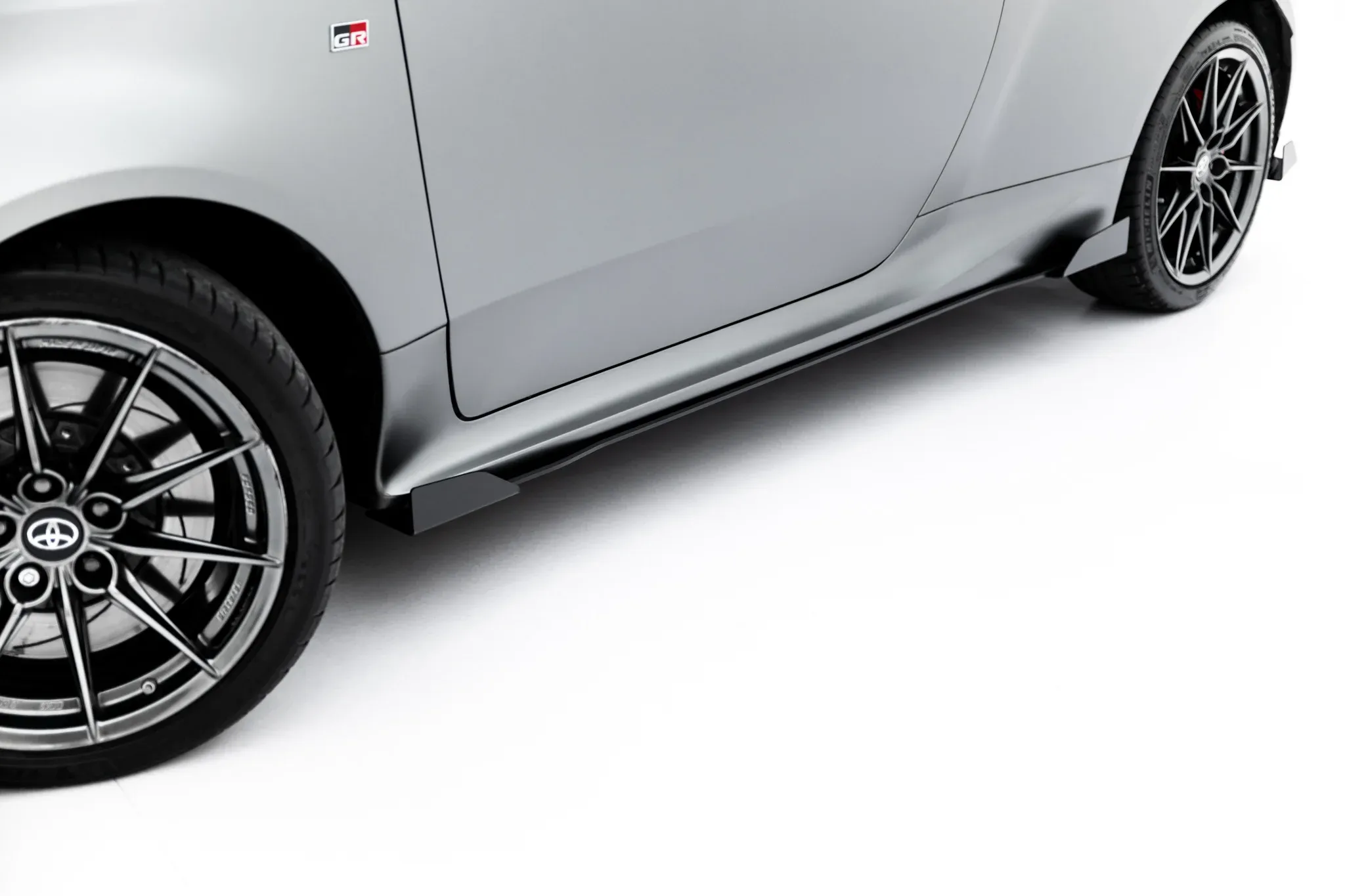 Sideskjørt + Flopper Toyota GR Yaris IV Facelift 2024 -> | Street Pro Black Edition – bilde 5