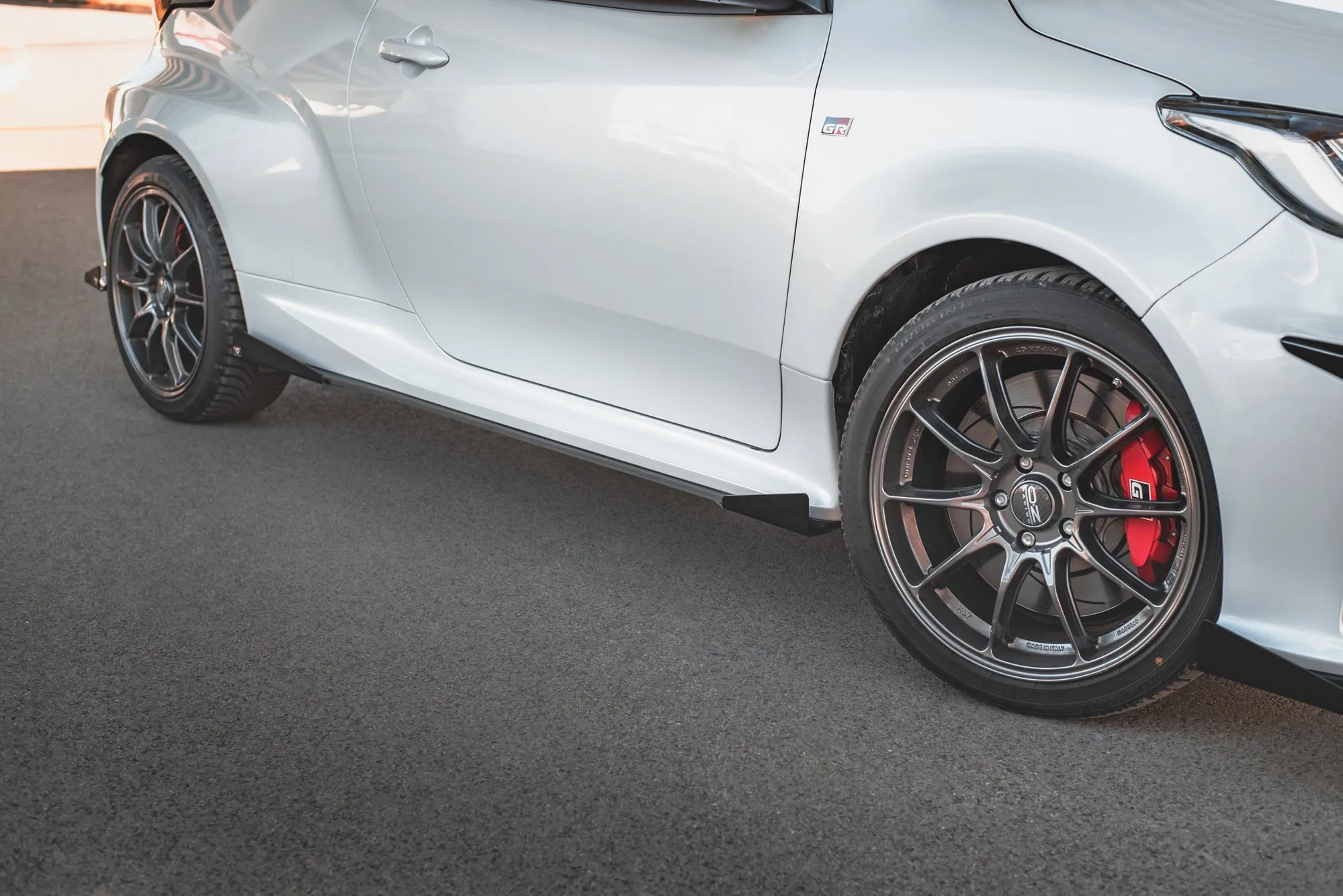 Sideskjørt + Flopper Toyota Yaris GR mk4 2020-> | Street Pro Black Edition