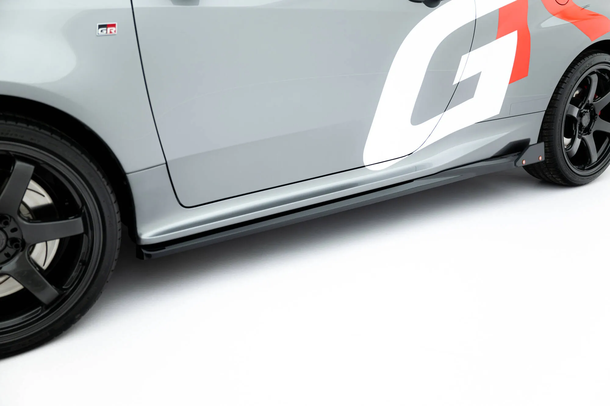 Sideskjørt + Flopper V.1 Toyota Yaris GR mk4 2020-> | Glossy Black Edition
