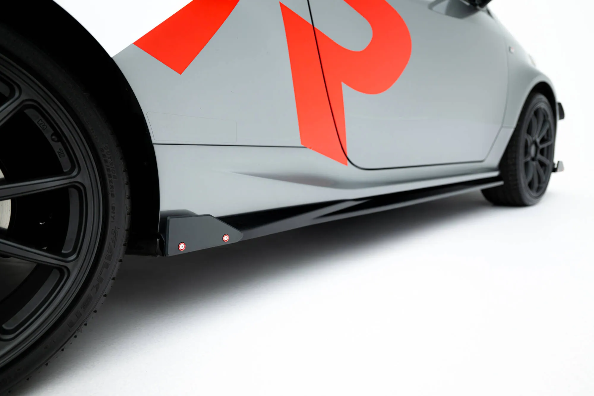 Sideskjørt + Flopper V.1 Toyota Yaris GR mk4 2020-> | Glossy Black Edition – bilde 3