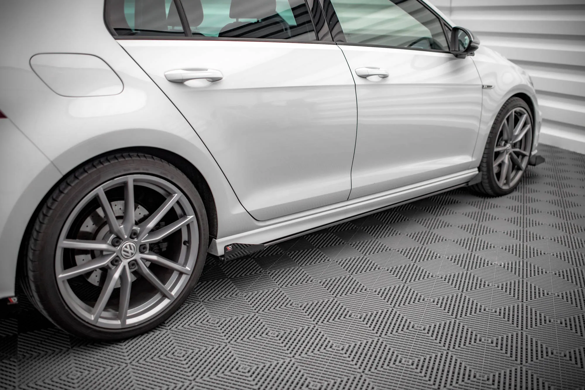 Sideskjørt + Flopper VW Golf R Mk7 2013-2016 | Street Pro Black Edition – bilde 2