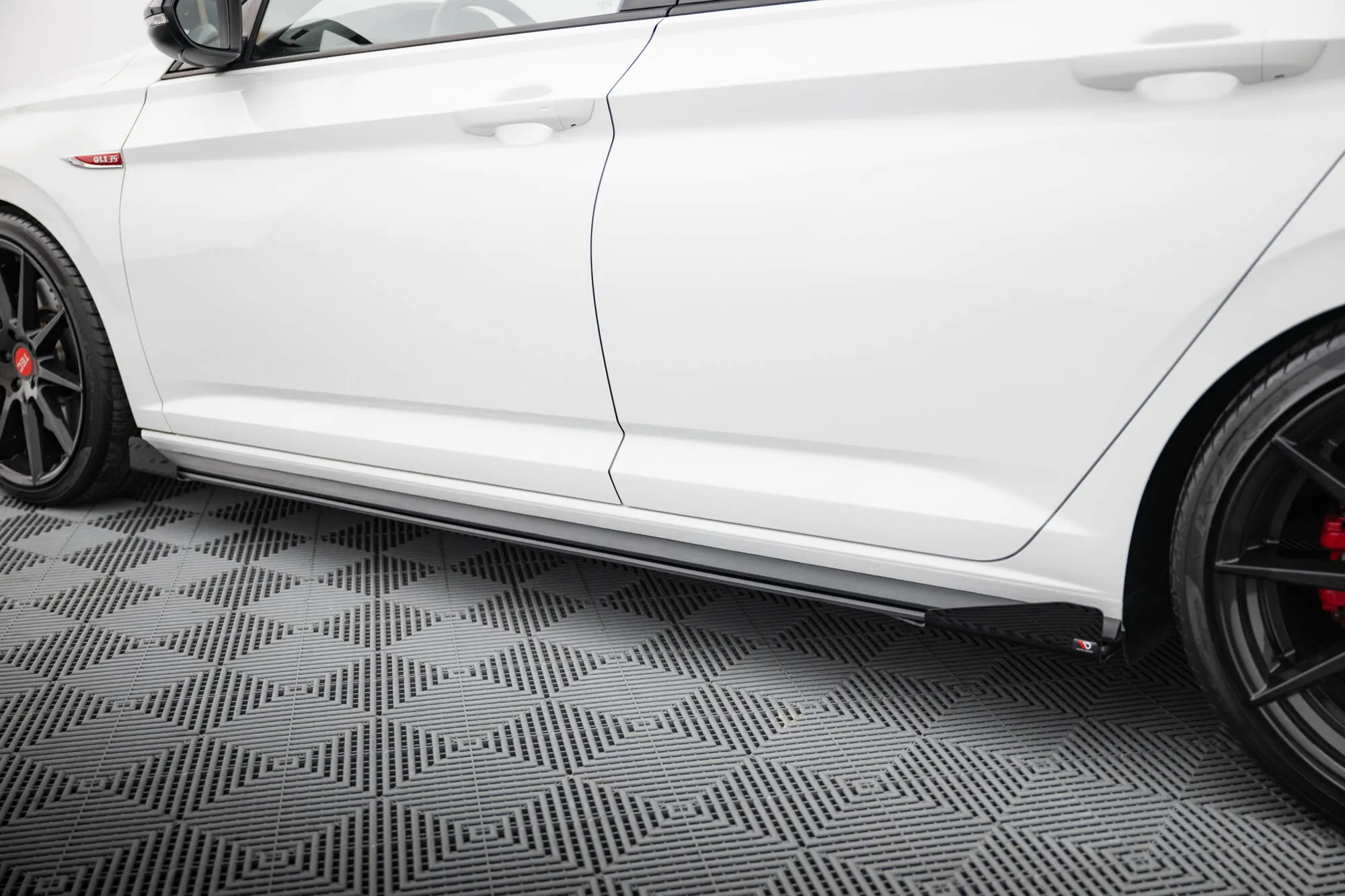 Sideskjørt-flopper VW Jetta Gli VII 2019 - 2021 | Glossy Black Edition – bilde 2