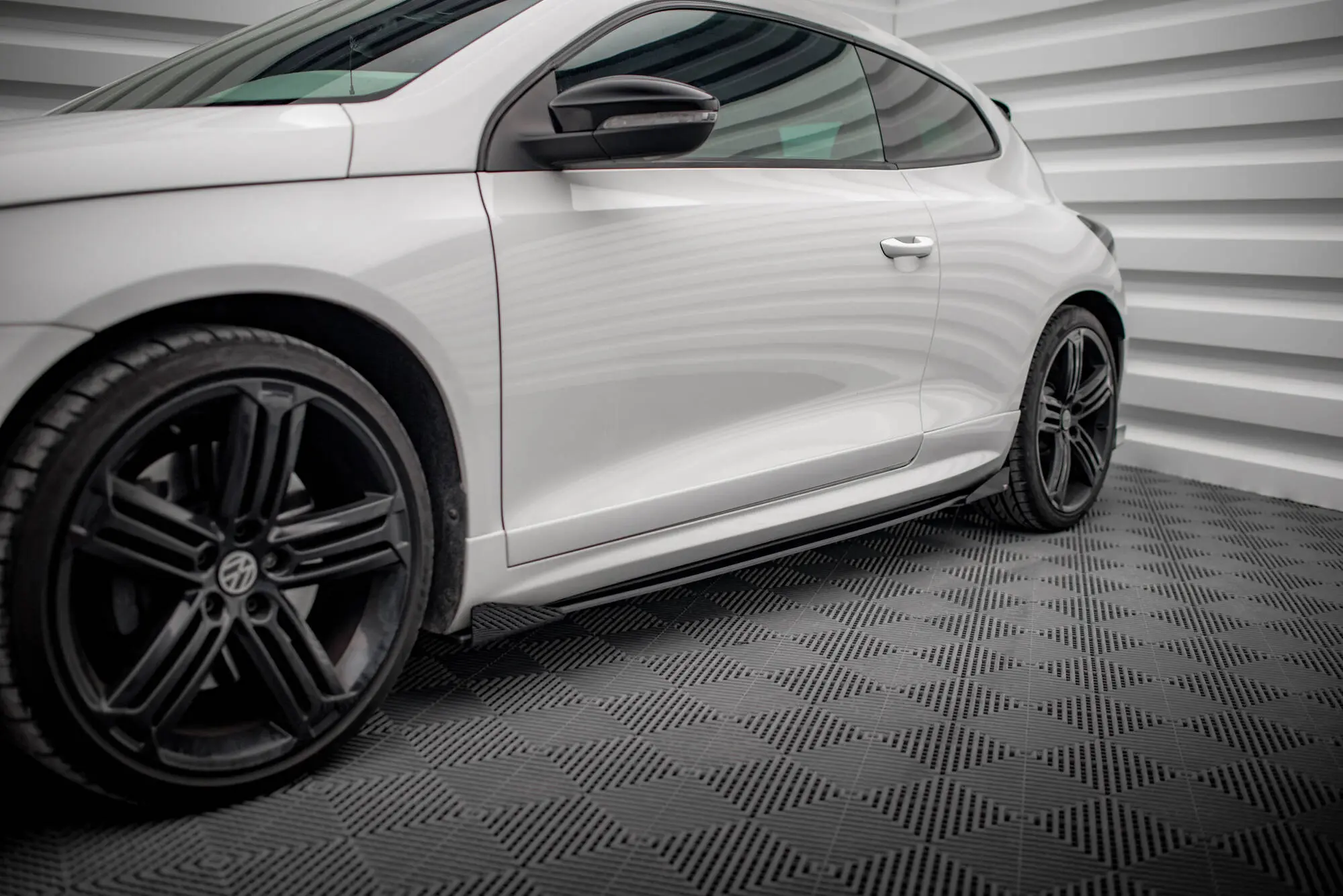 Sideskjørt + flopper VW Scirocco R mk3 2008 - 2014 | Street Pro Black Edition – bilde 3