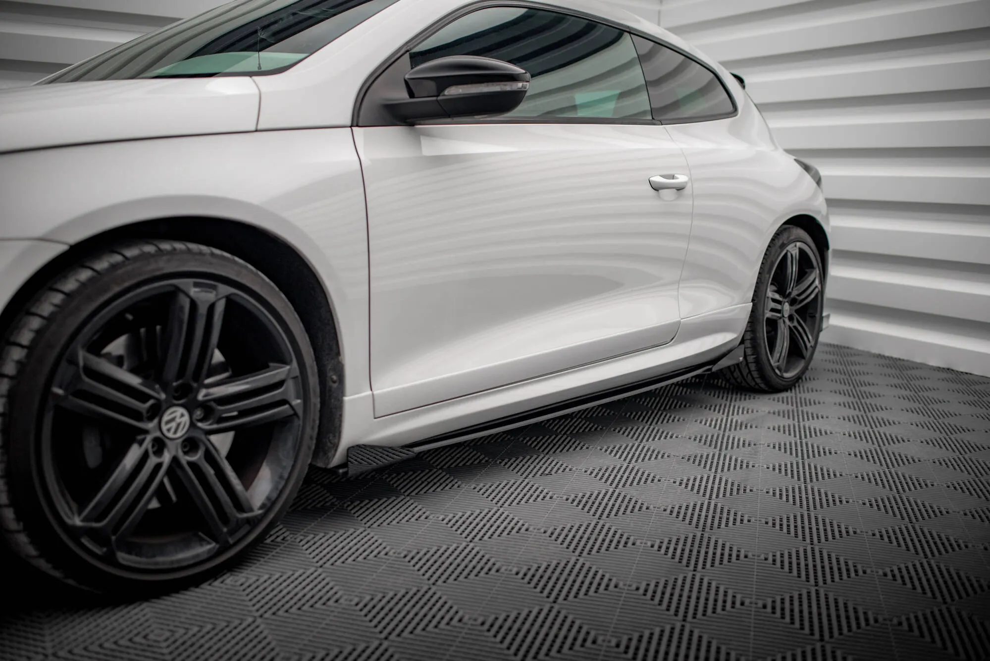 Sideskjørt + Flopper VW Scirocco R mk3 2008 - 2014 | Street Pro Black Edition