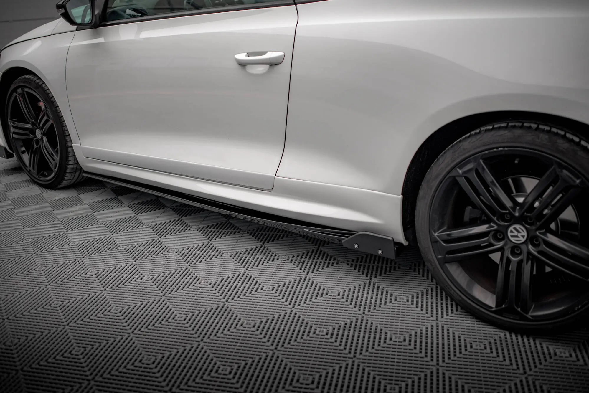 Sideskjørt + flopper VW Scirocco R mk3 2008 - 2014 | V.2 Glossy Black Edition