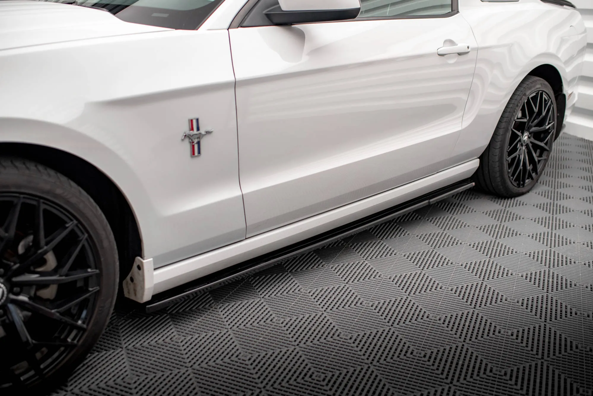 Sideskjørt Ford Mustang Mk5 Facelift 2009 - 2014 | Glossy Black Edition