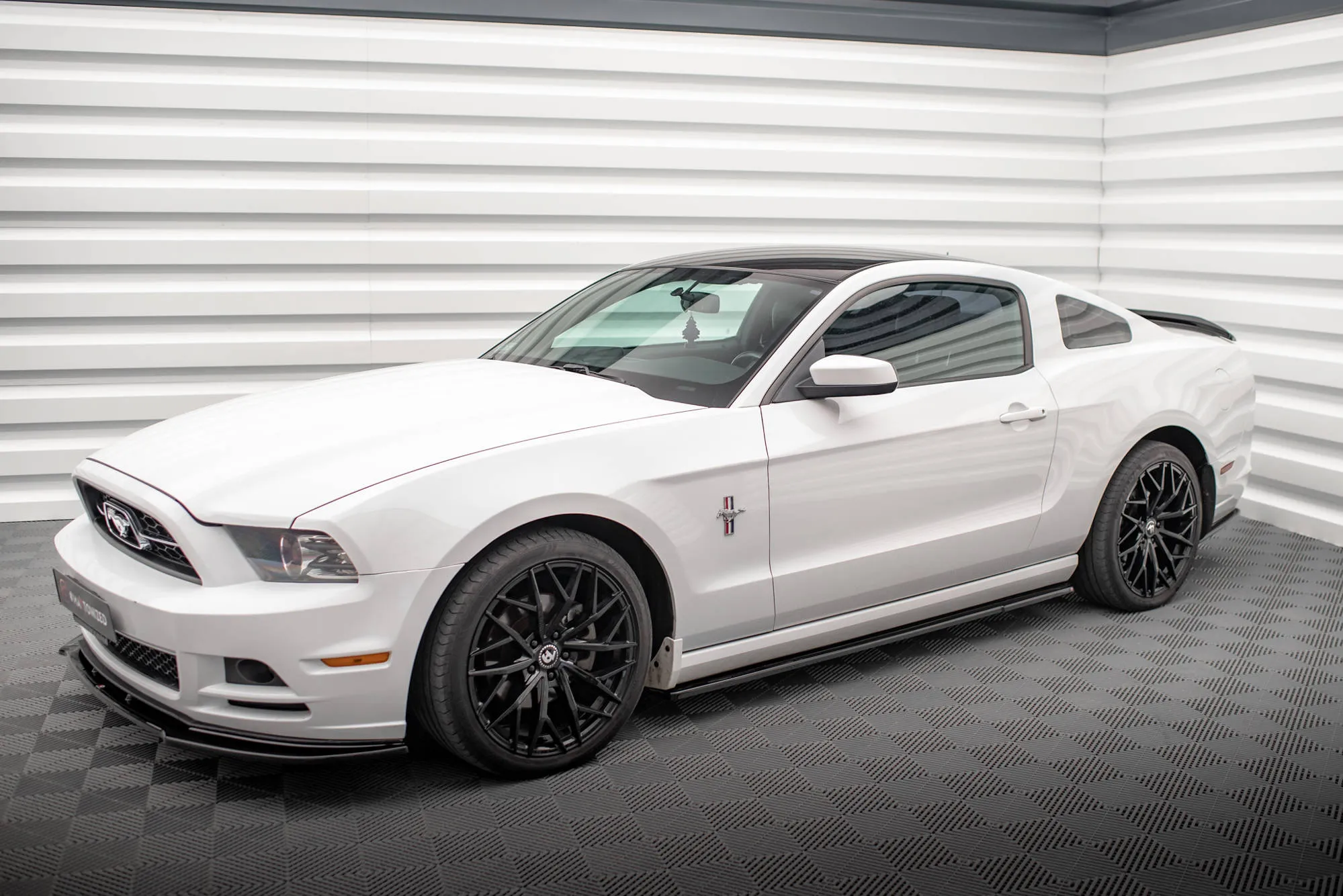 Sideskjørt Ford Mustang Mk5 Facelift 2009 - 2014 | Glossy Black Edition – bilde 2