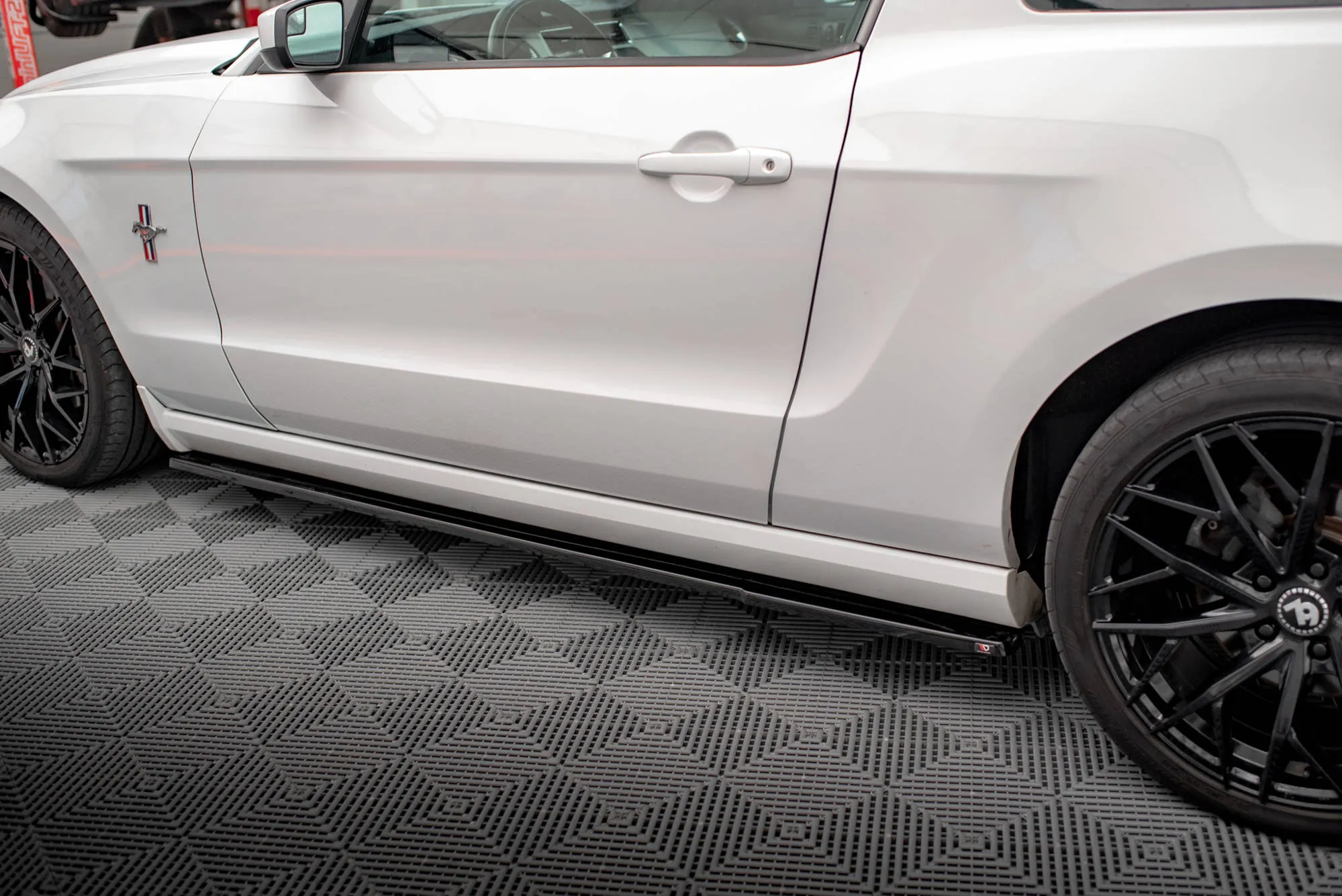 Sideskjørt Ford Mustang Mk5 Facelift 2009 - 2014 | Glossy Black Edition – bilde 3