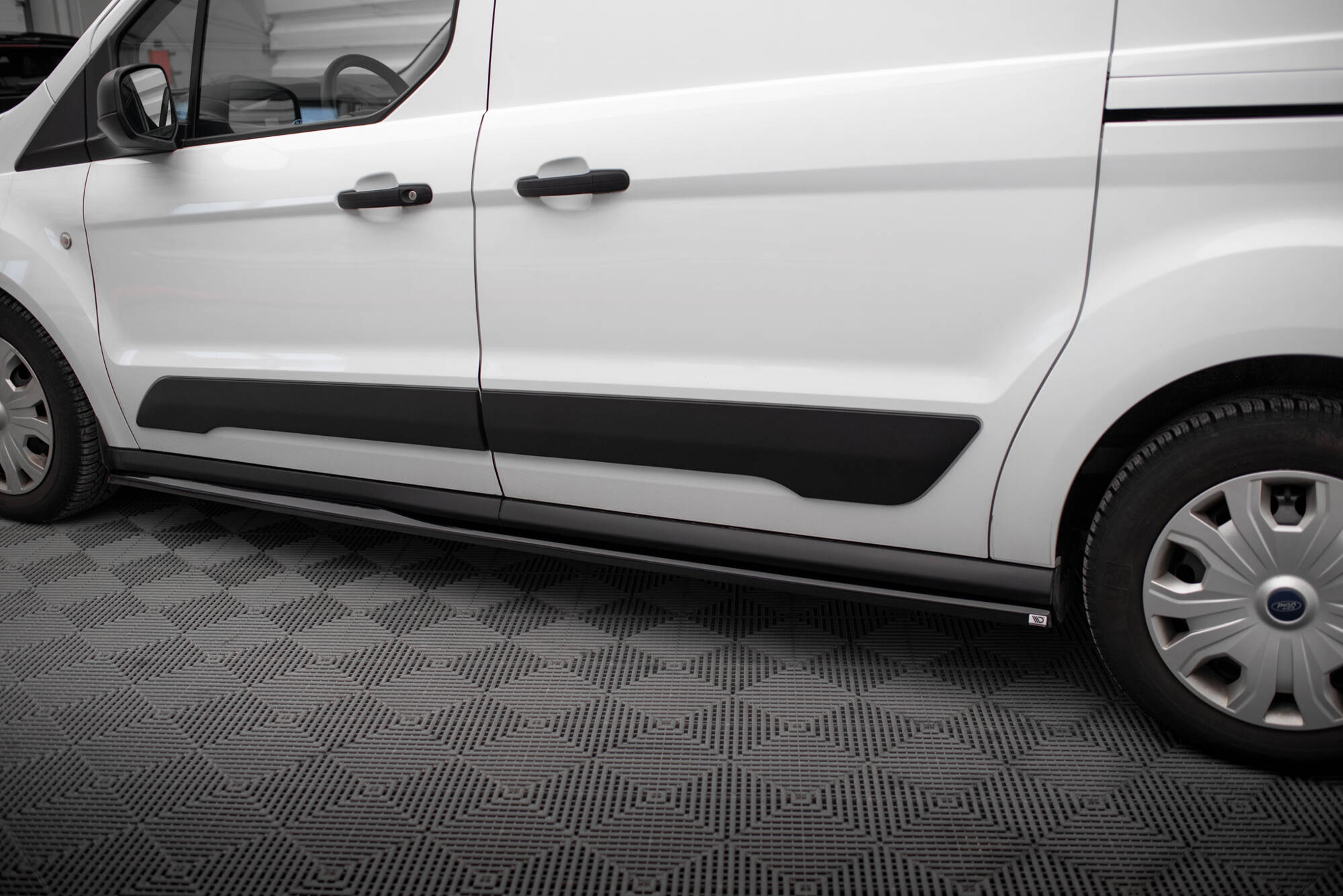Sideskjørt Ford Transit Connect II Facelift 2017 - 2022 | Glossy Black Edition
