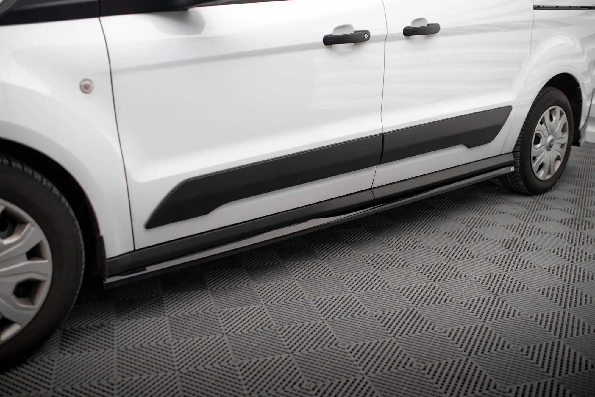Sideskjørt Ford Transit Connect II Facelift 2017 - 2022 | Glossy Black Edition – bilde 2
