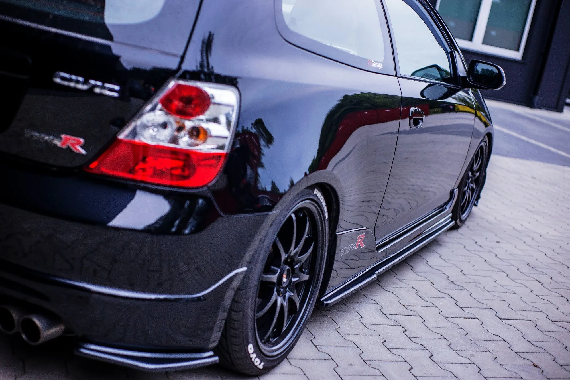 Sideskjørt Honda Civic (Mk7) | Glossy Black Edition