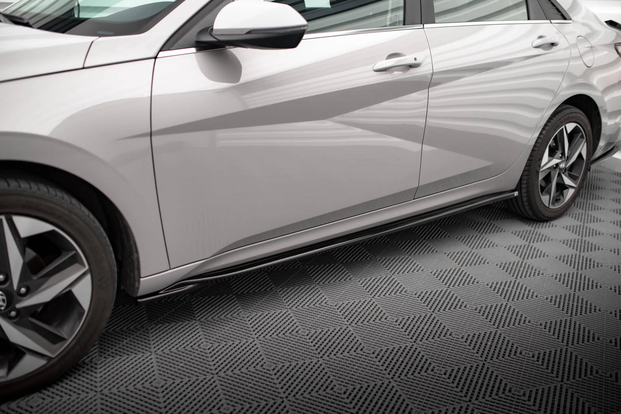 Sideskjørt Hyundai Elantra Mk7 2020 - 2023 | Glossy Black Edition