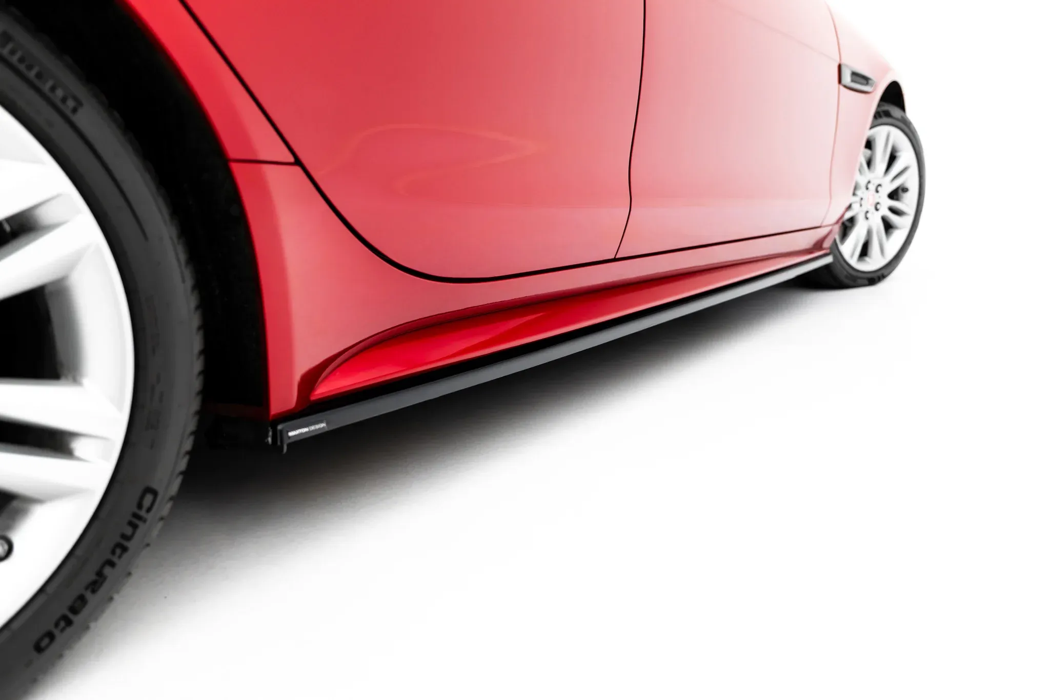Sideskjørt Jaguar XE R-Dynamic (X760) Facelift 2019 - 2024 | Glossy Black Edition – bilde 4