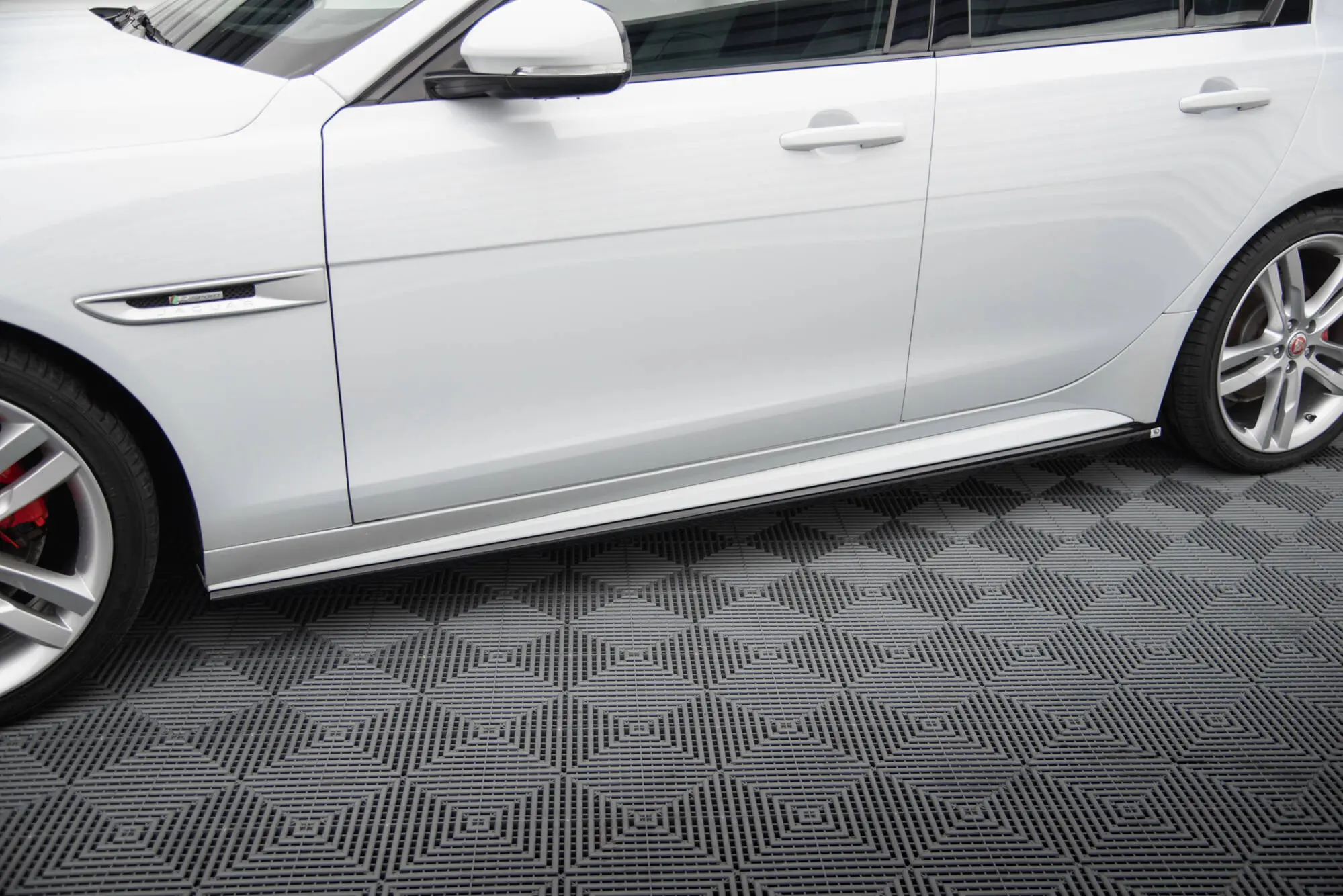 Sideskjørt Jaguar XE R-Sport X760 2015 - > | Glossy Black Edition Image 1