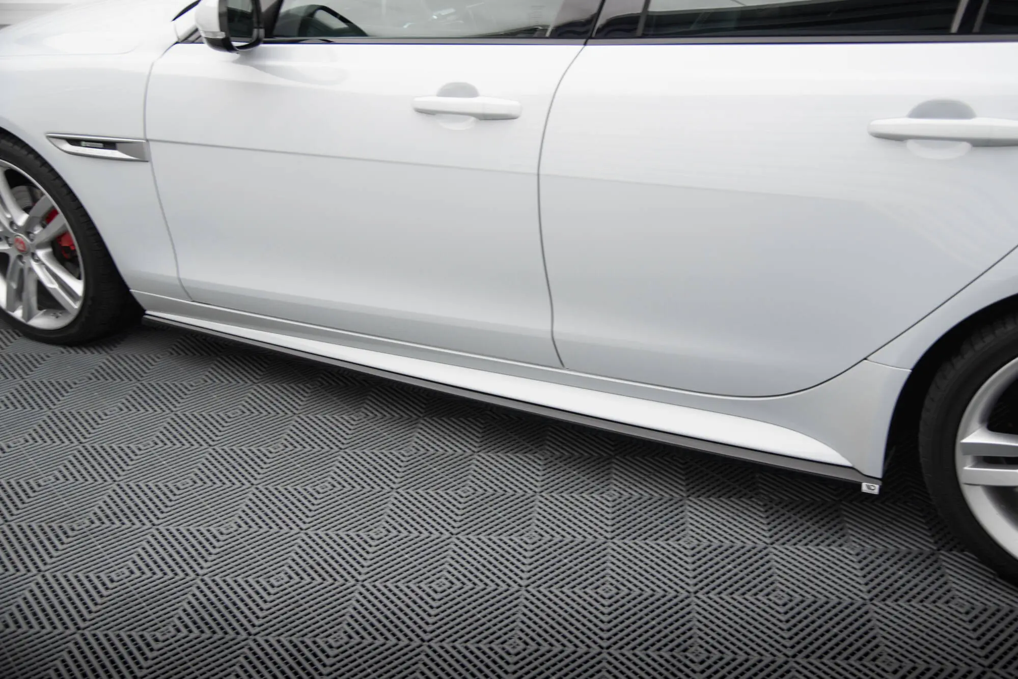 Sideskjørt Jaguar XE R-Sport X760 2015 - > | Glossy Black Edition Image 2