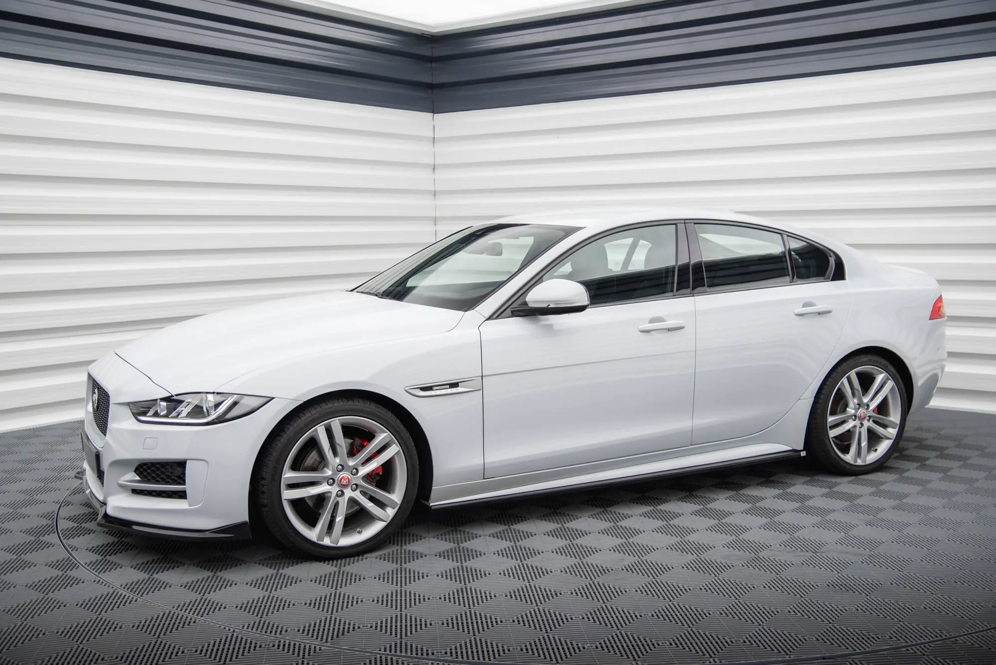Sideskjørt Jaguar XE R-Sport X760 2015 - > | Glossy Black Edition Image 4