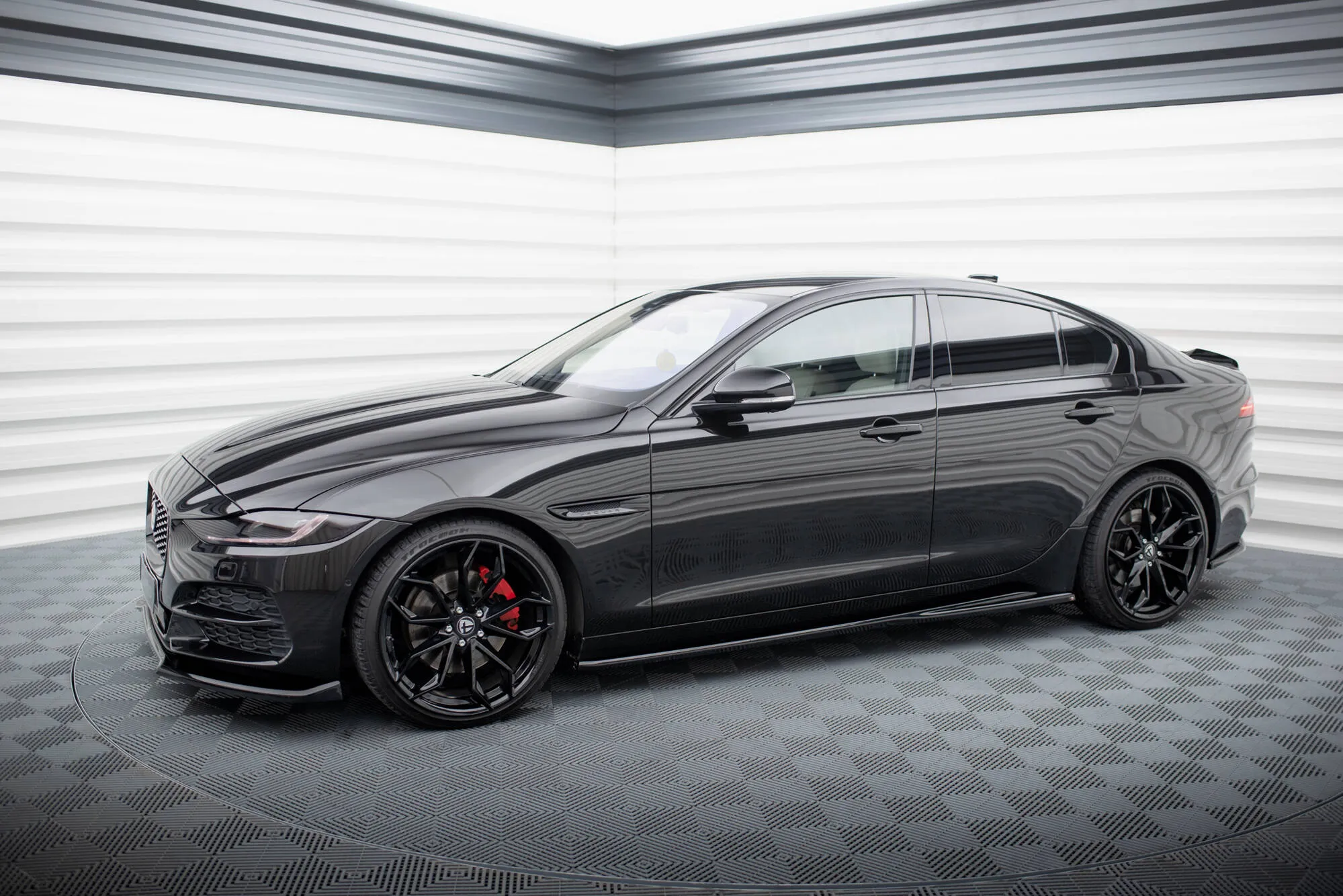 Sideskjørt Jaguar XE X760 Facelift 2019 - 2024 | Glossy Black Edition – bilde 2