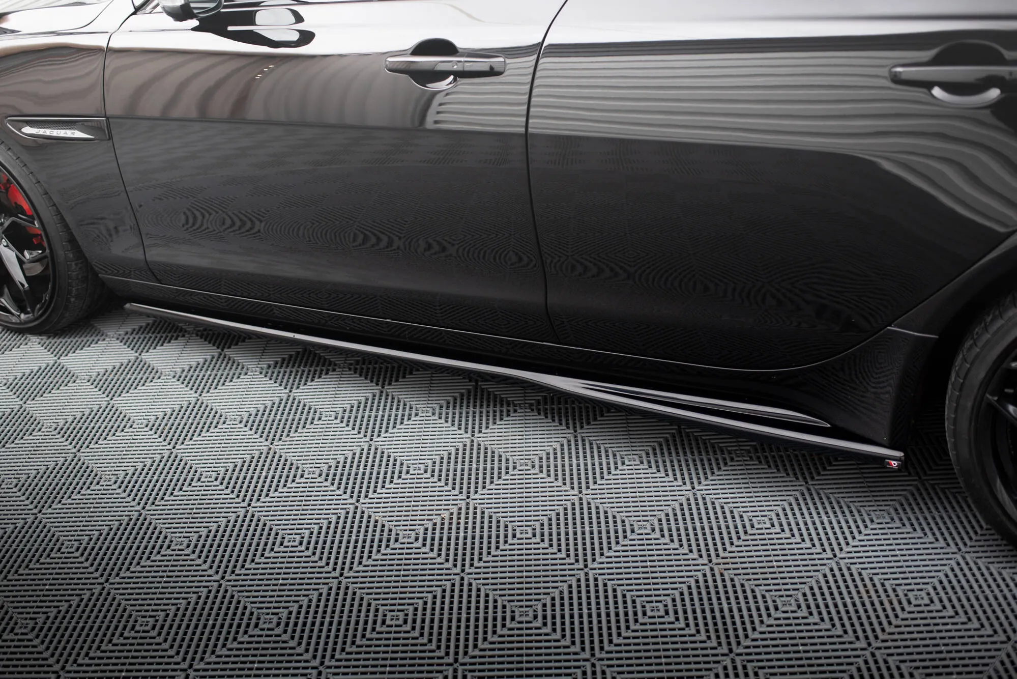 Sideskjørt Jaguar XE X760 Facelift 2019 - 2024 | Glossy Black Edition – bilde 3