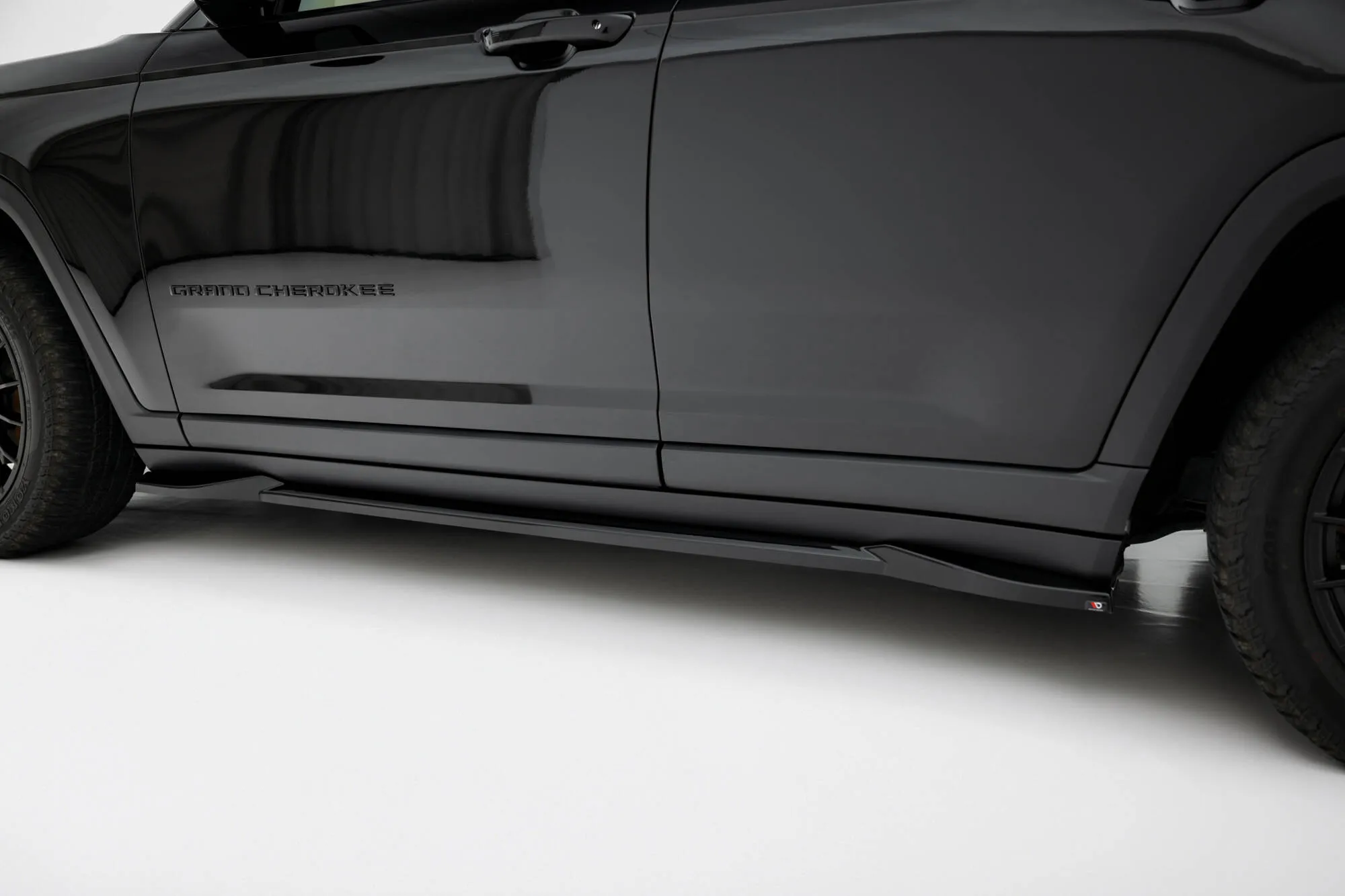 Sideskjørt Jeep Grand Cherokee Trailhawk Mk5 2021 -> | Glossy Black Edition – bilde 3