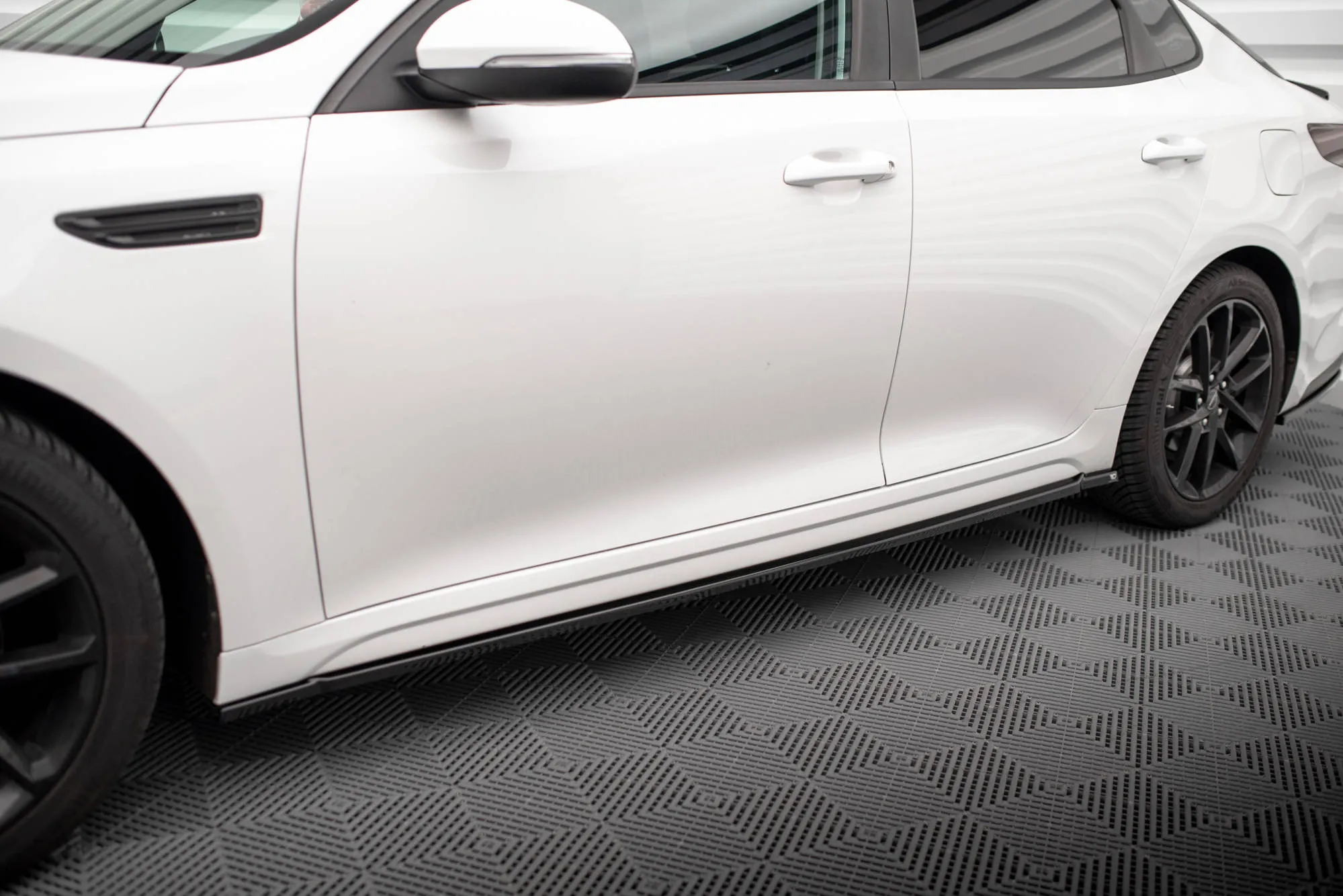 Sideskjørt Kia Optima Mk4 Facelift 2018 - 2020 | Glossy Black Edition