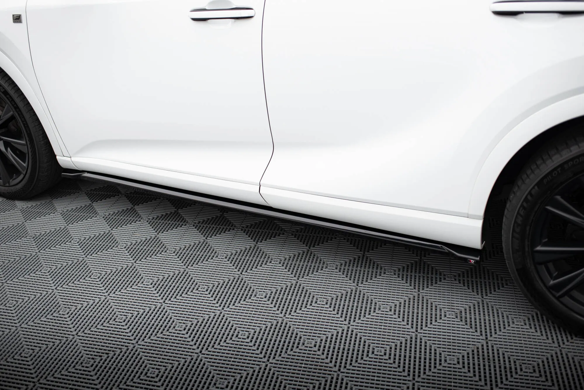 Sideskjørt Lexus RX F-Sport Mk5 2022 - | Glossy Black Edition – bilde 3