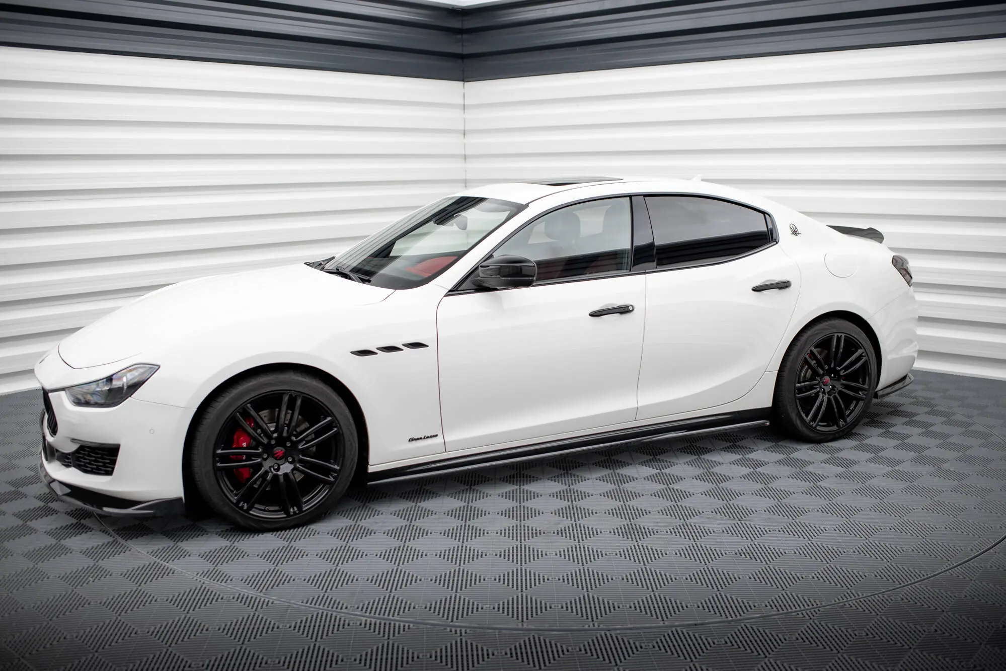 Sideskjørt Maserati Ghibli mk3 facelift 2017 - 2020 | Glossy Black Edition – bilde 3