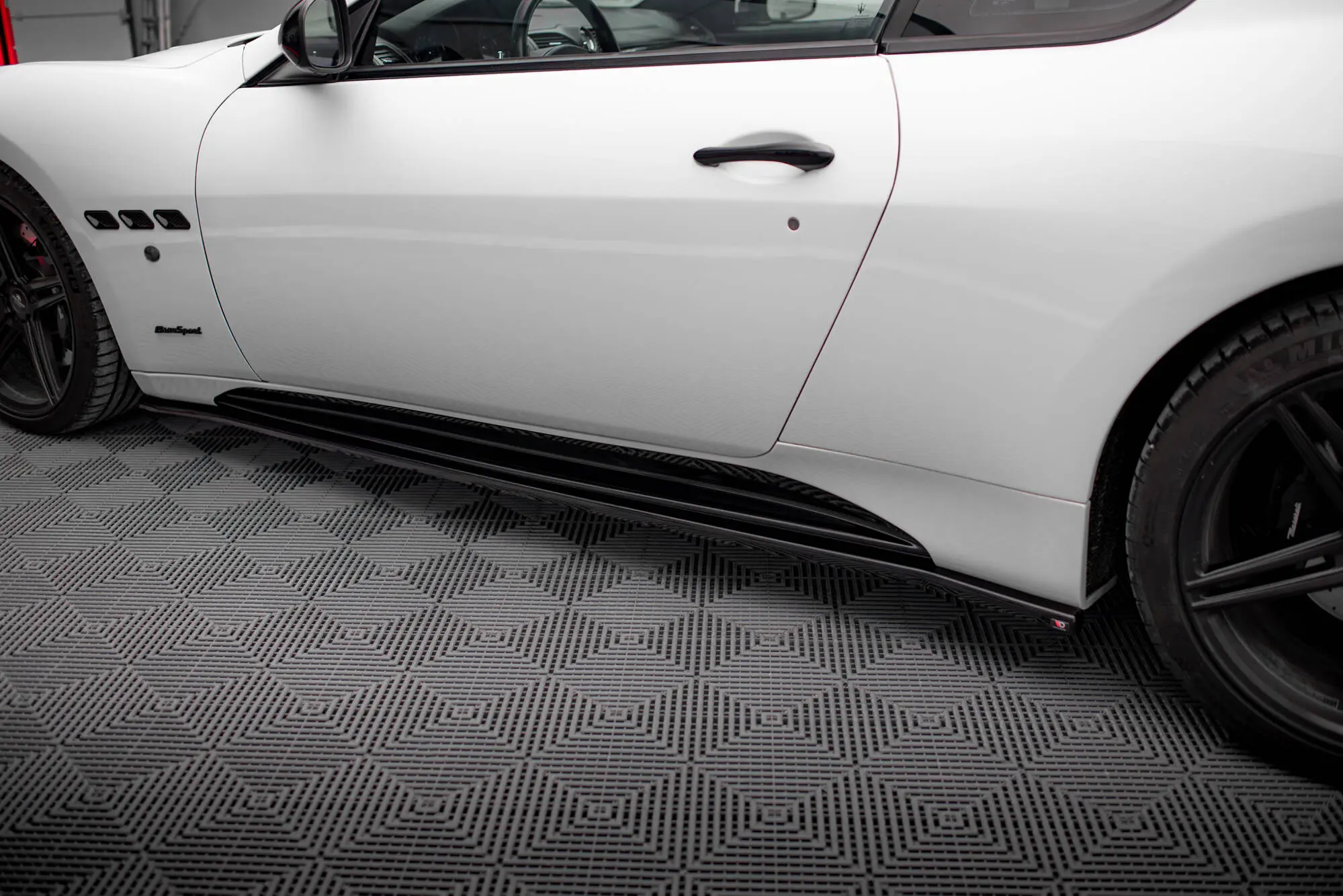 Sideskjørt Maserati GranTurismo S 2008 - 2019 | Glossy Black Edition