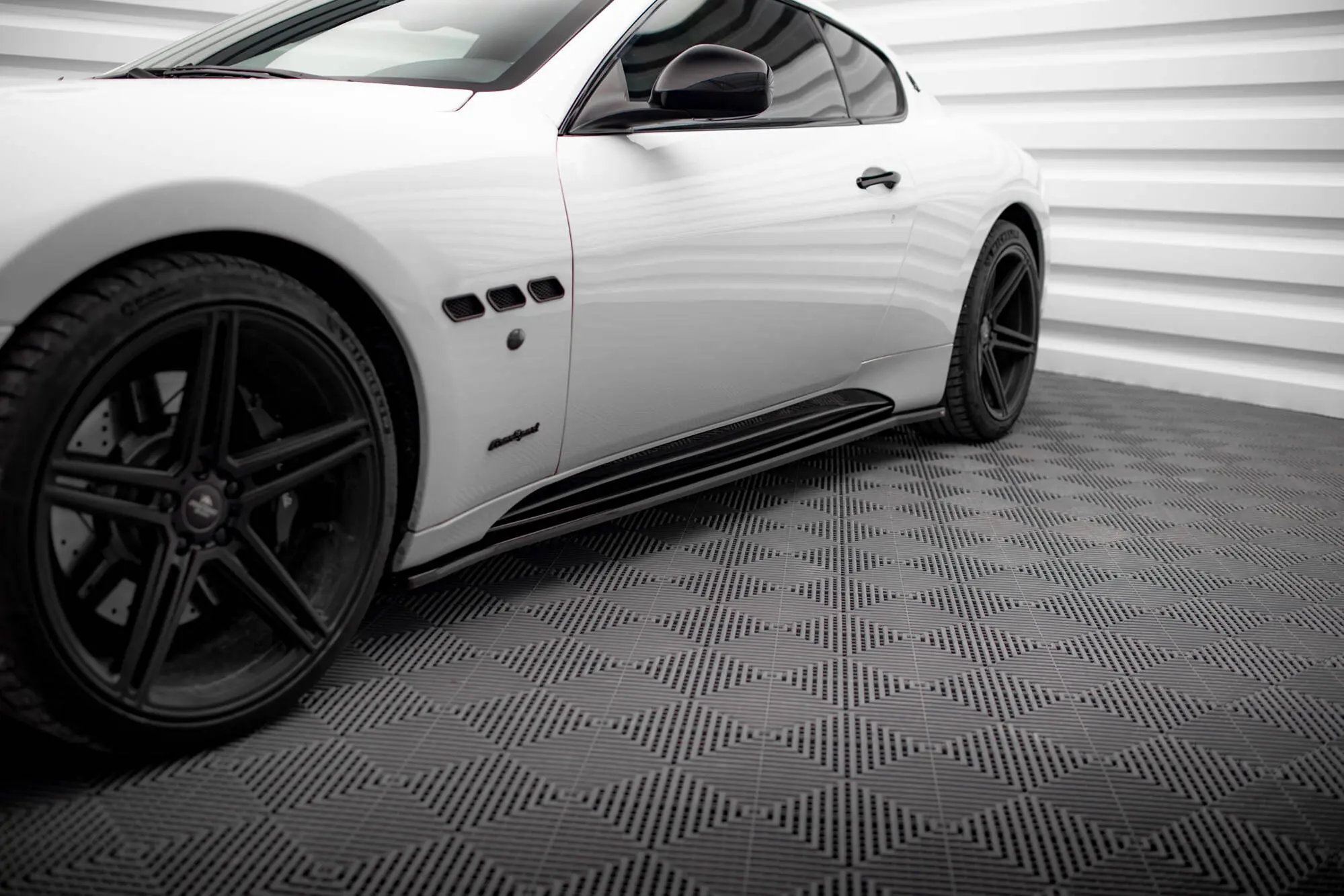 Sideskjørt Maserati GranTurismo S 2008 - 2019 | Glossy Black Edition – bilde 2