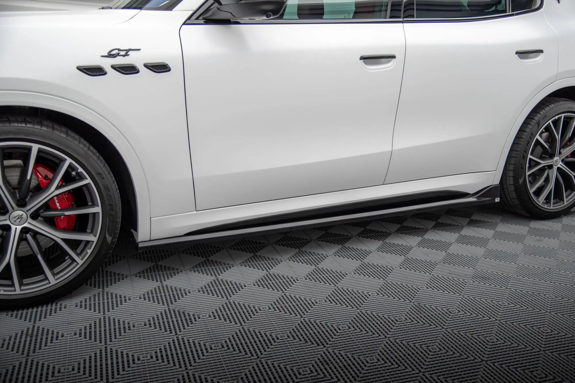 Sideskjørt Maserati Grecale GT 2022 - > / Maserati Grecale Modena 2022 - > | Glossy Black Edition Image 1