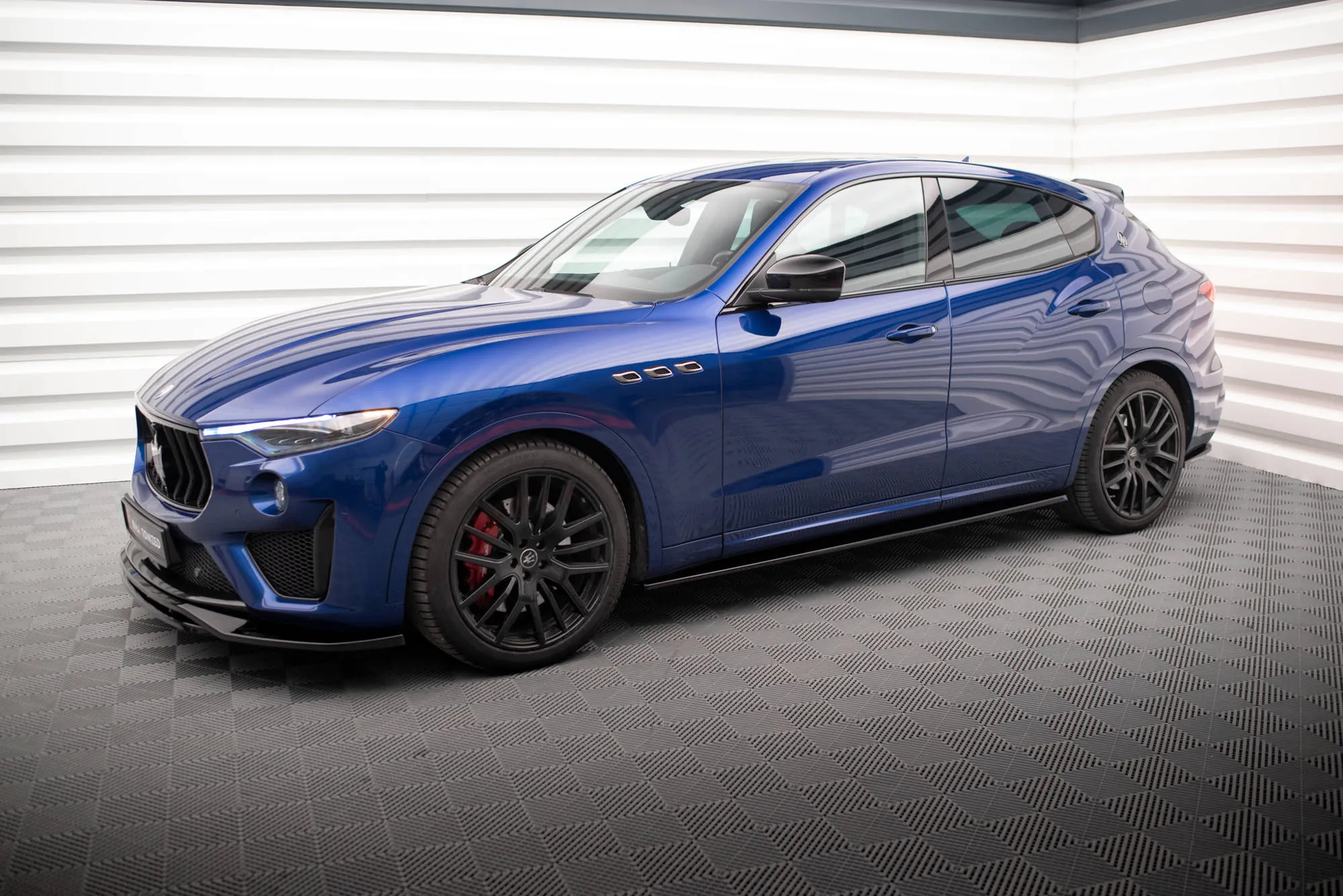Sideskjørt Maserati Levante GTS Mk1 2018 - 2023 | Glossy Black Edition – bilde 3