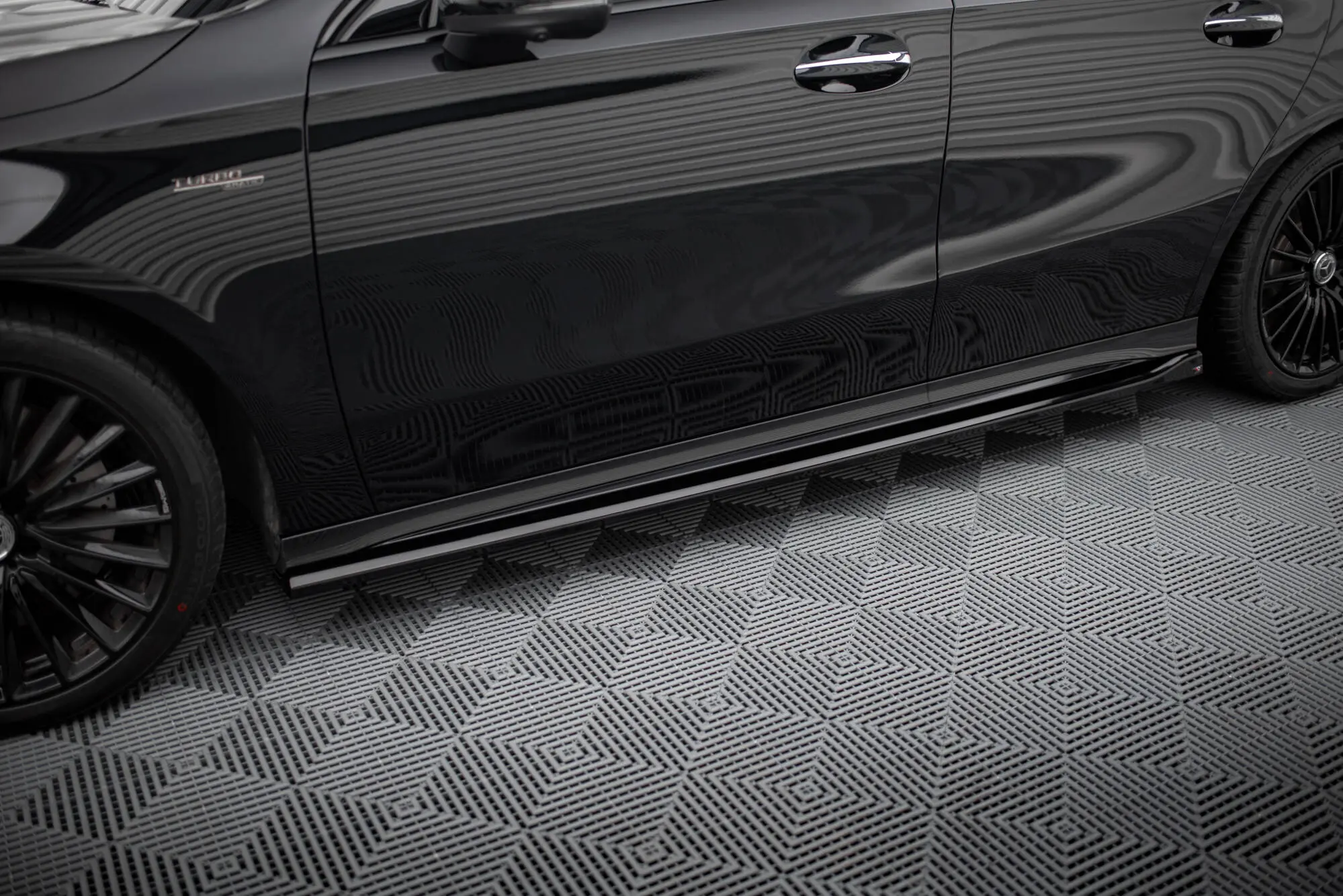Sideskjørt Mercedes-AMG A35 (W177 / V177) facelift 2023 - > | Glossy Black Edition Image 1