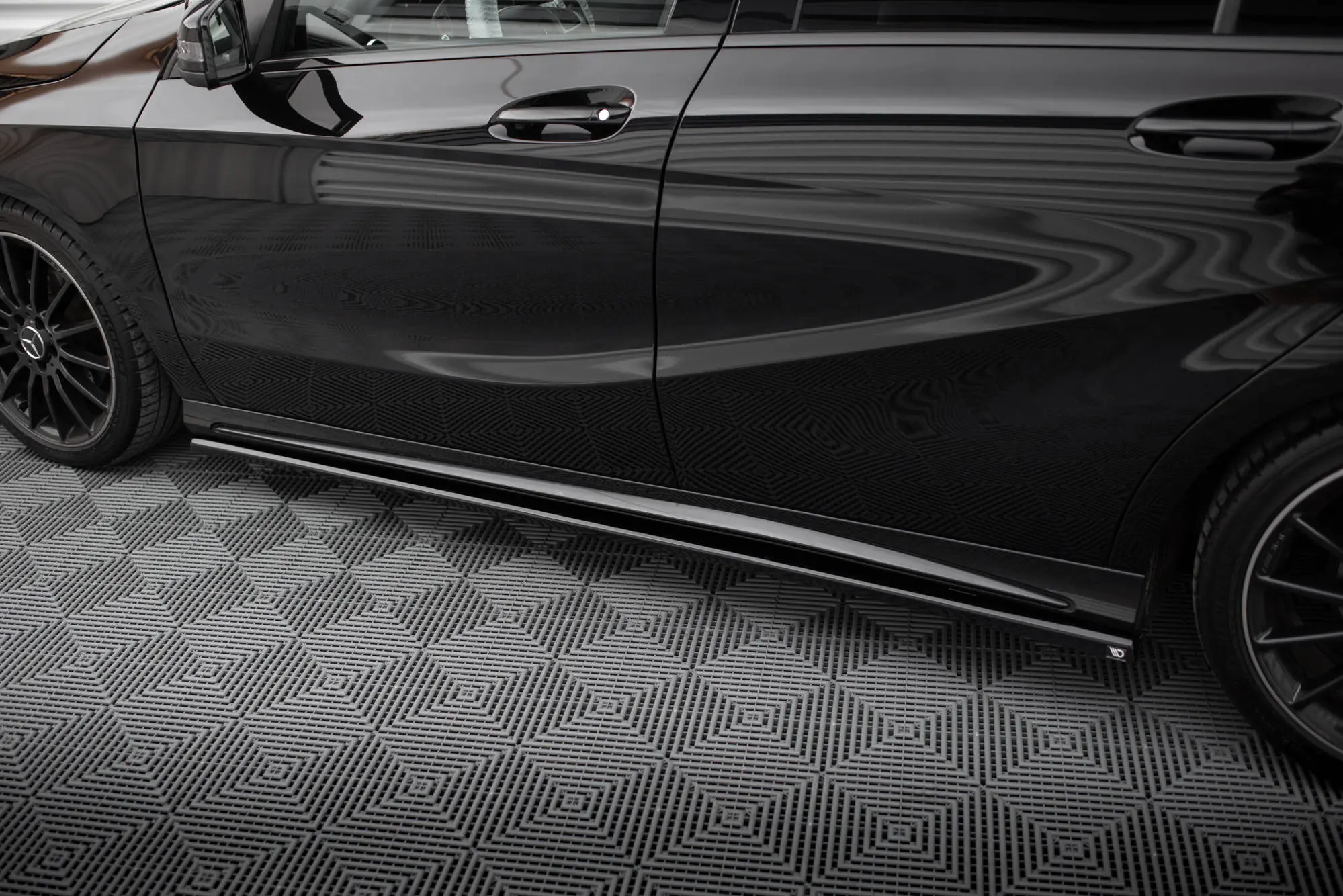 Sideskjørt Mercedes-Benz A (W176) AMG-Line facelift 2015 - 2018 | Glossy Black Edition