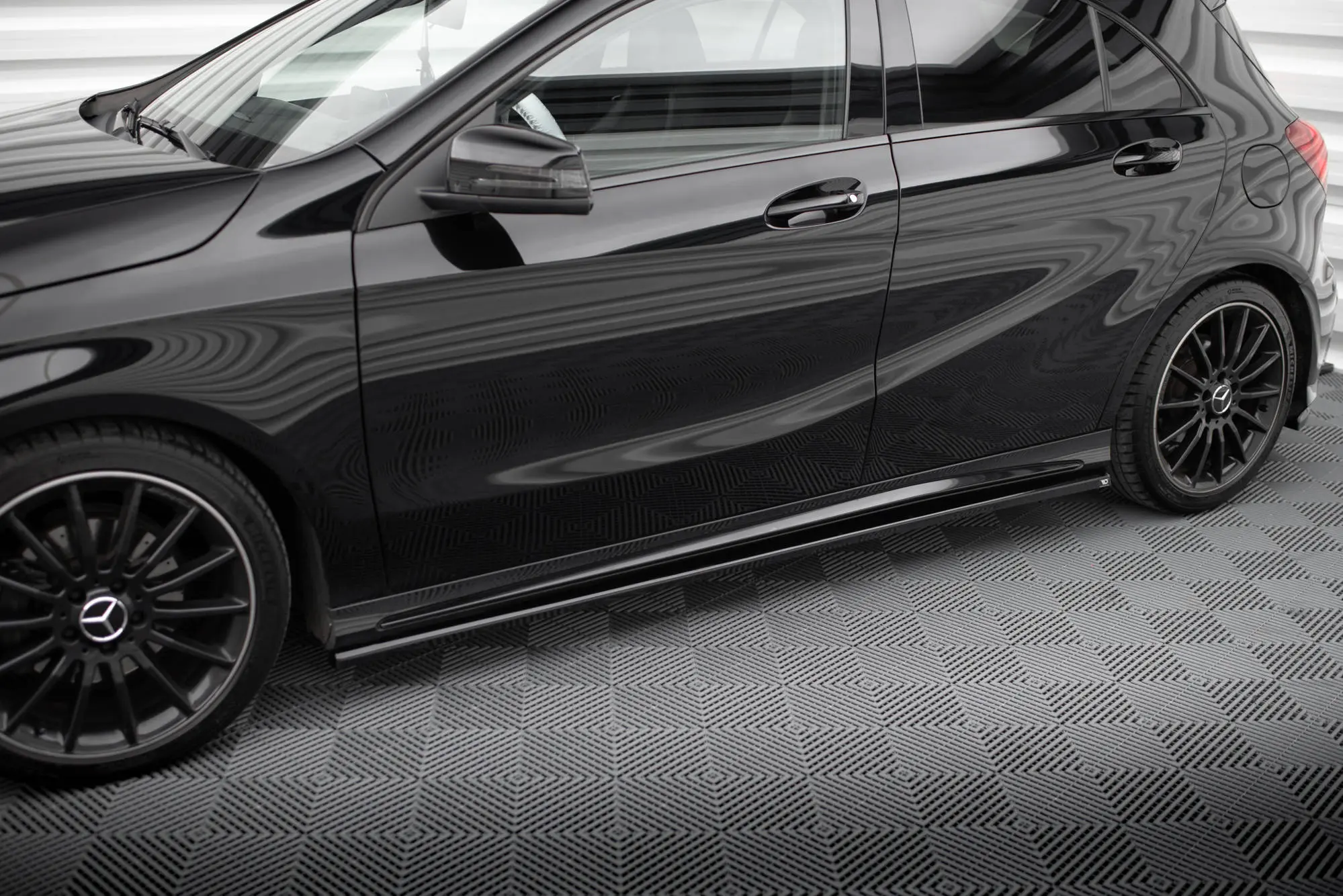 Sideskjørt Mercedes-Benz A (W176) AMG-Line facelift 2015 - 2018 | Glossy Black Edition – bilde 2