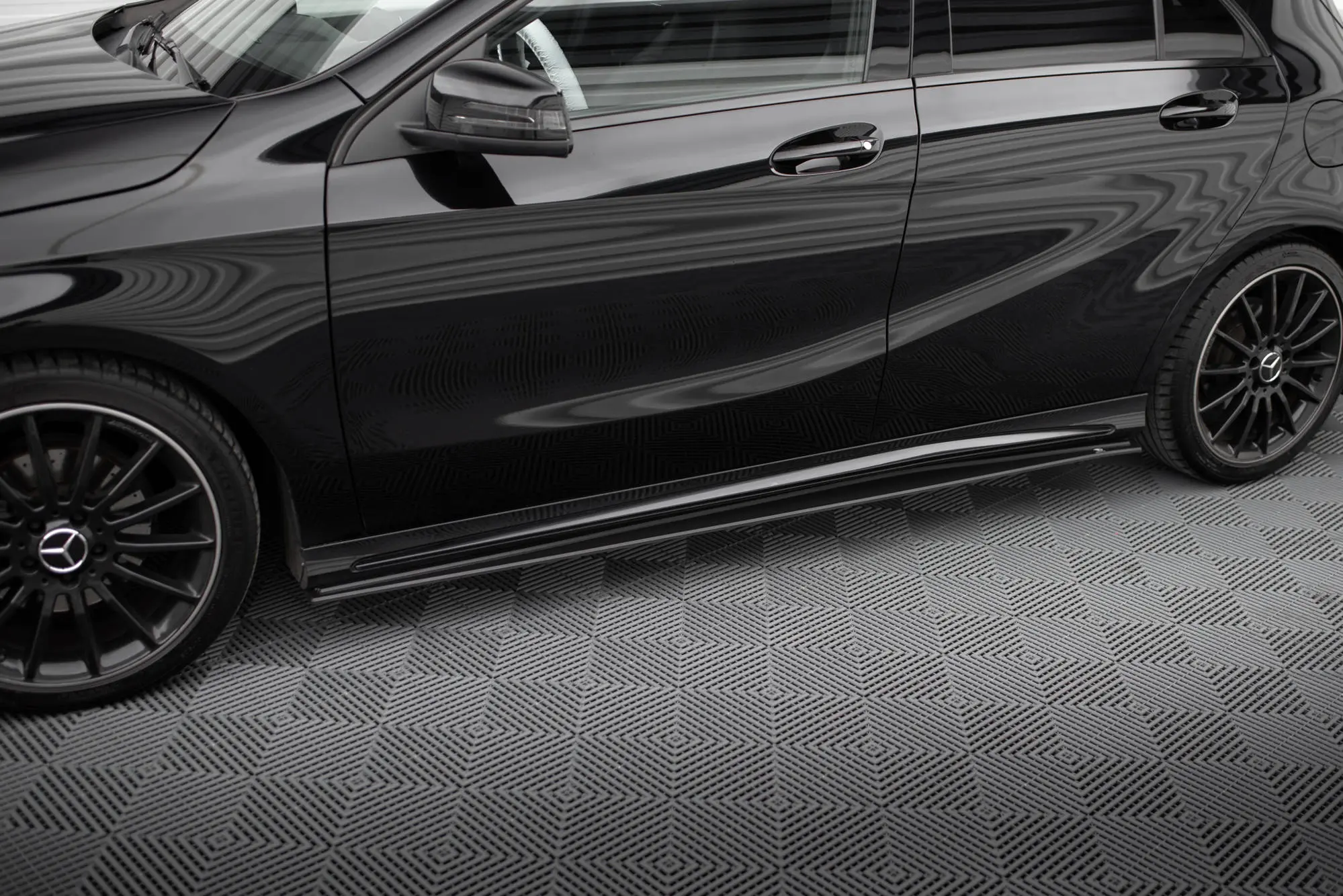 Sideskjørt Mercedes-Benz A (W176) AMG-Line facelift 2015 - 2018 | Street Pro Black Edition – bilde 2