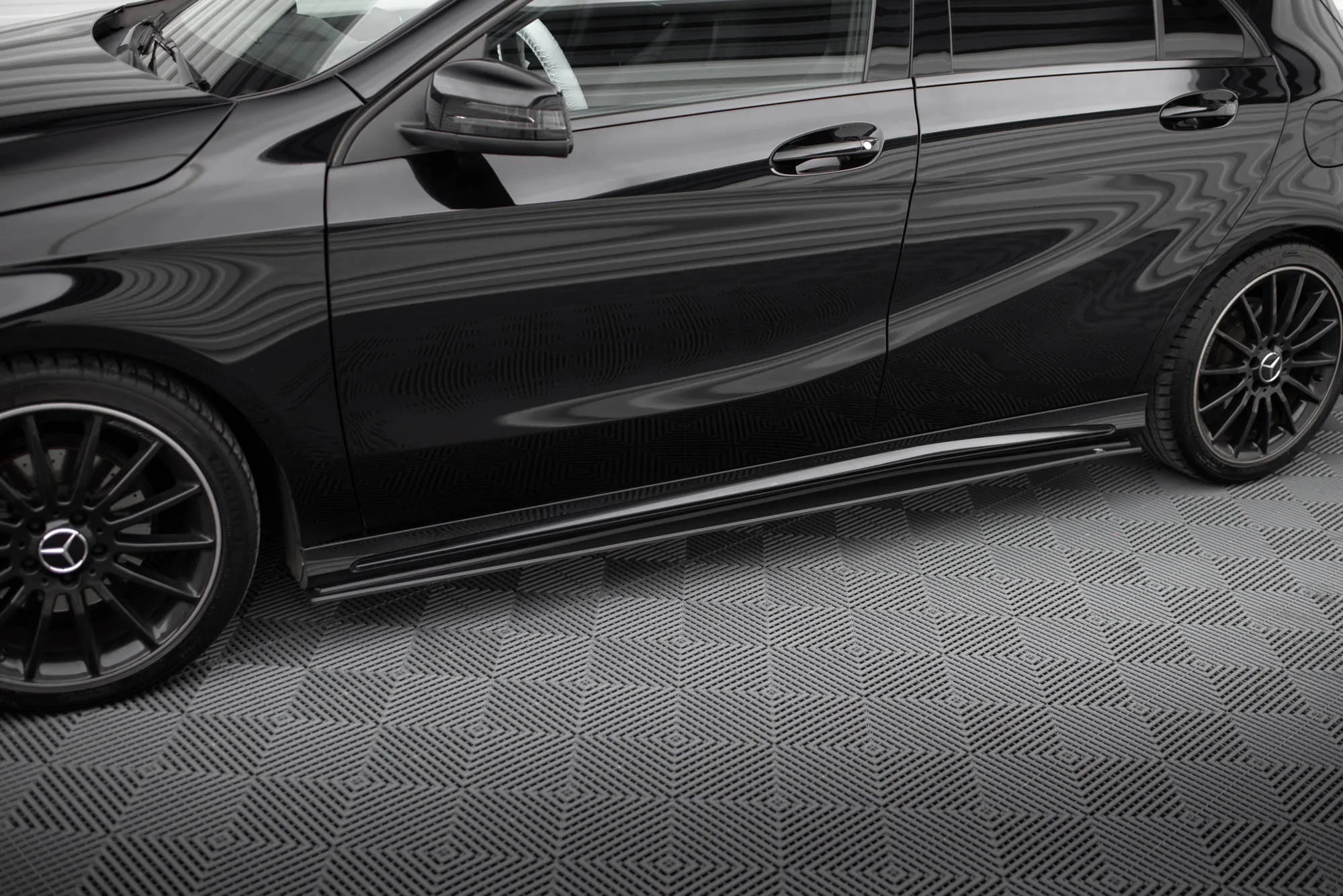 Sideskjørt Mercedes-Benz A (W176) AMG-Line facelift 2015 - 2018 | Street Pro Black Edition