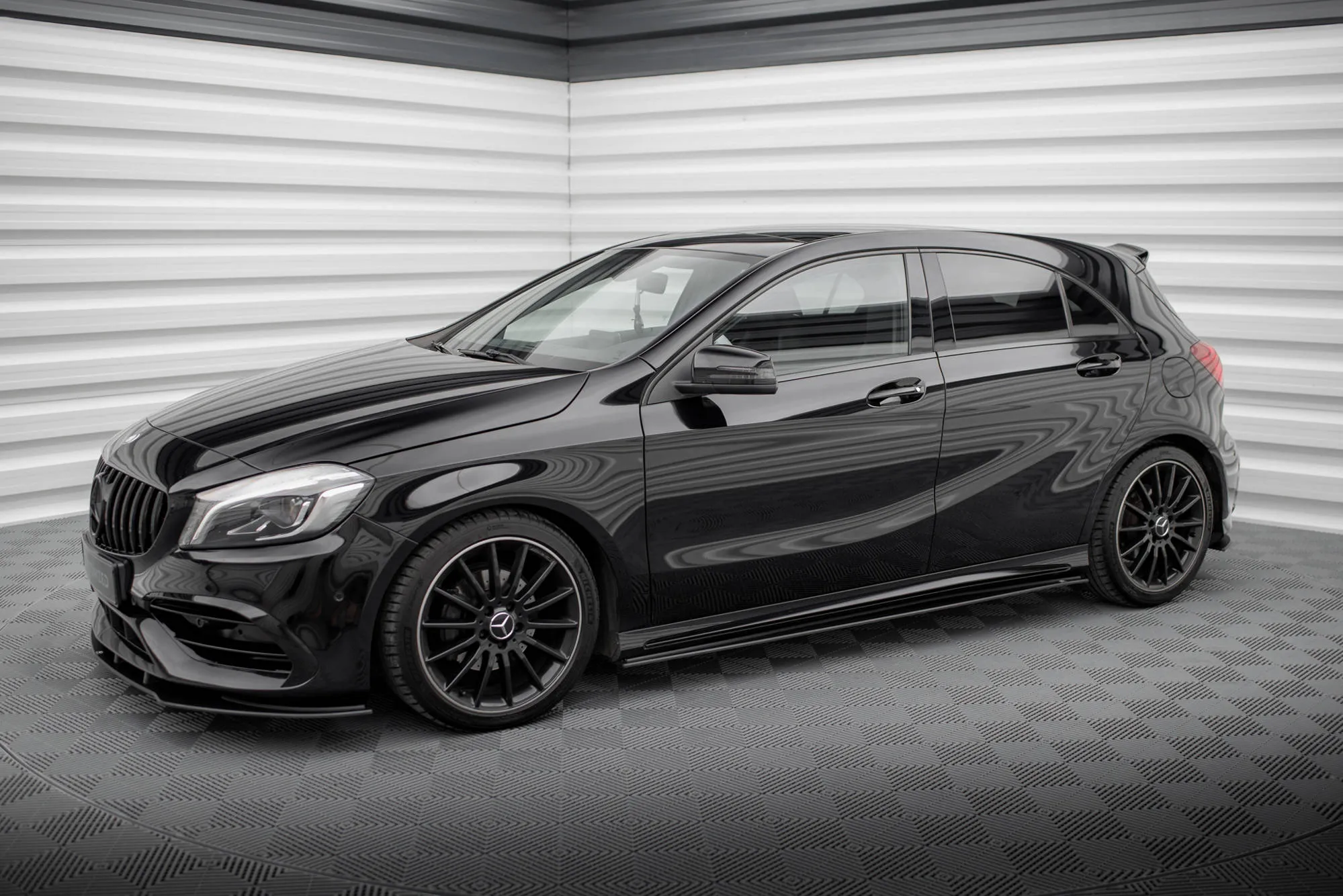 Sideskjørt Mercedes-Benz A (W176) AMG-Line facelift 2015 - 2018 | Street Pro Black Edition – bilde 2