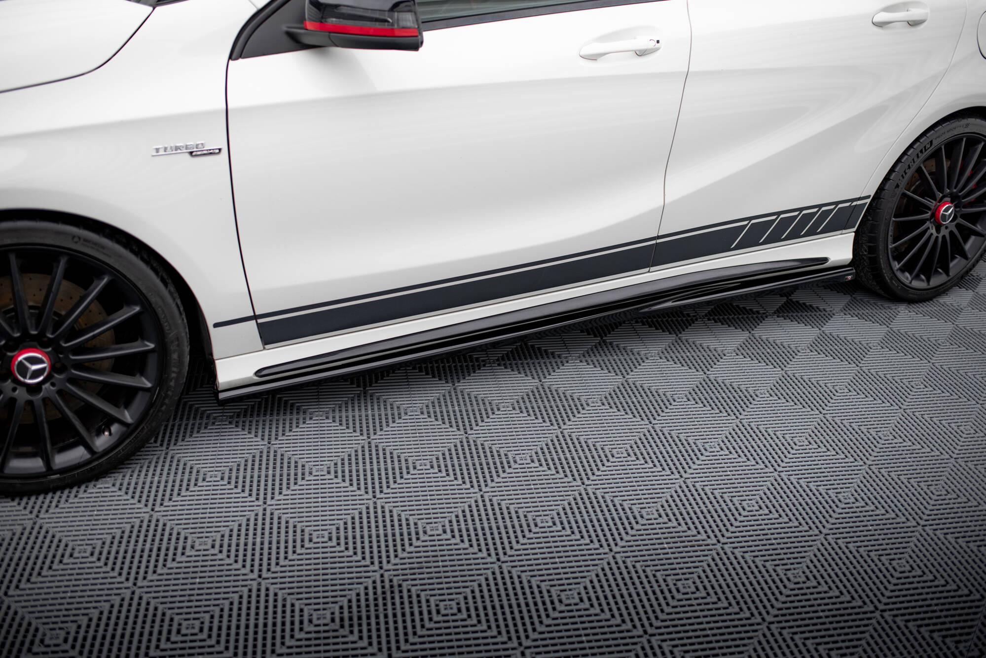 Sideskjørt Mercedes-Benz A45 AMG (W176) 2012 - 2015 | Glossy Black Edition