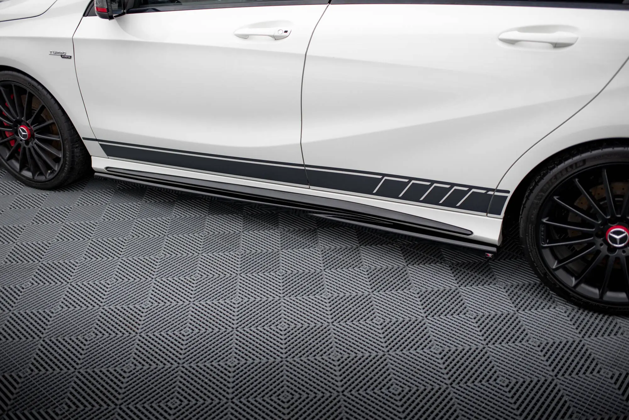Sideskjørt Mercedes-Benz A45 AMG (W176) 2012 - 2015 | Glossy Black Edition – bilde 2