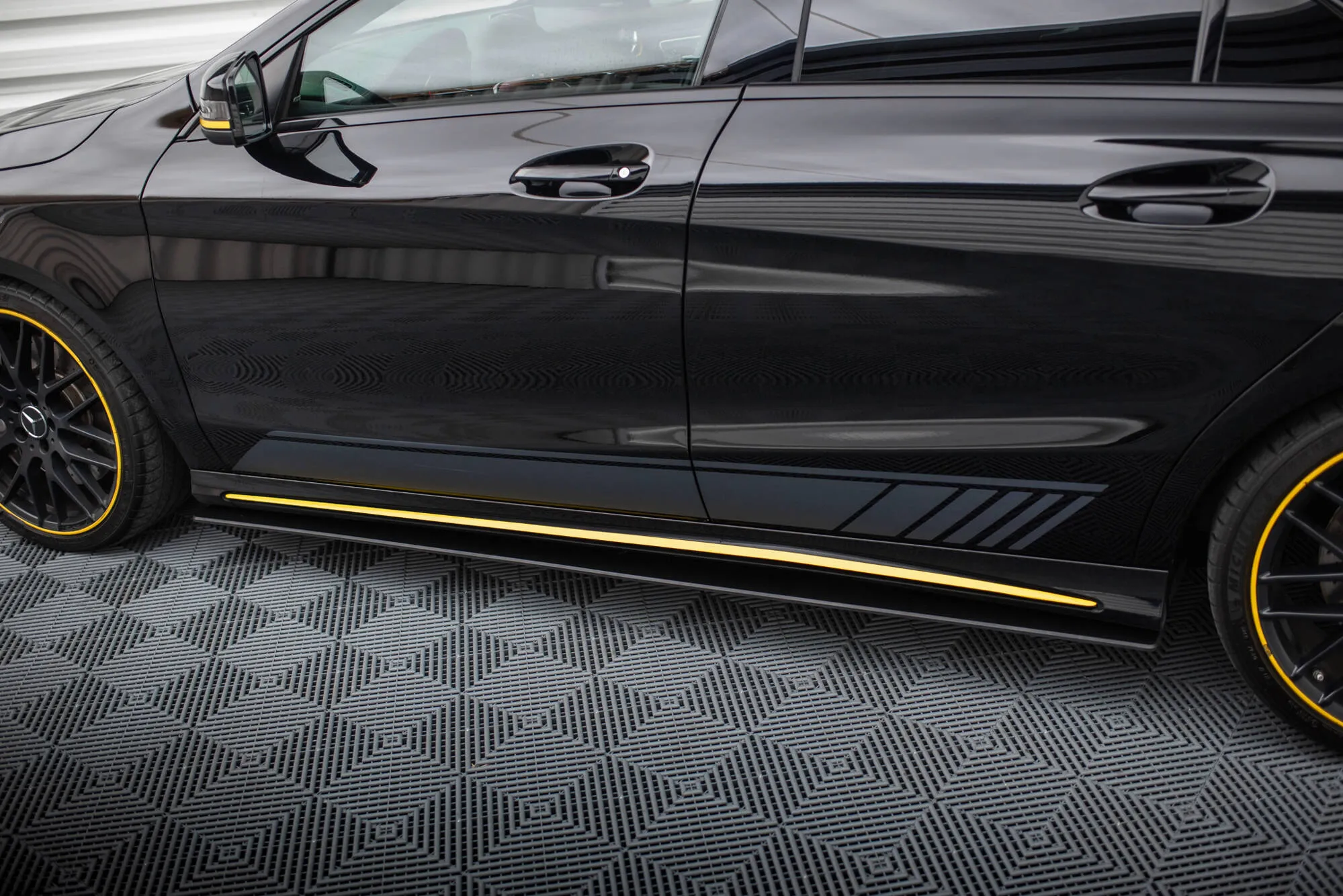 Sideskjørt Mercedes-Benz AMG Cla 45 Aero (C117) Facelift 2017 - 2019 | Street Pro Black Edition – bilde 3