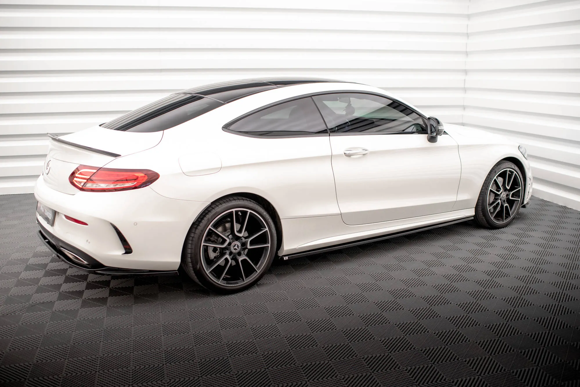 Sideskjørt Mercedes-Benz C AMG-Line / AMG C43 (W205 / C205) Facelift 2018-2021 | Glossy Black Edition – bilde 3